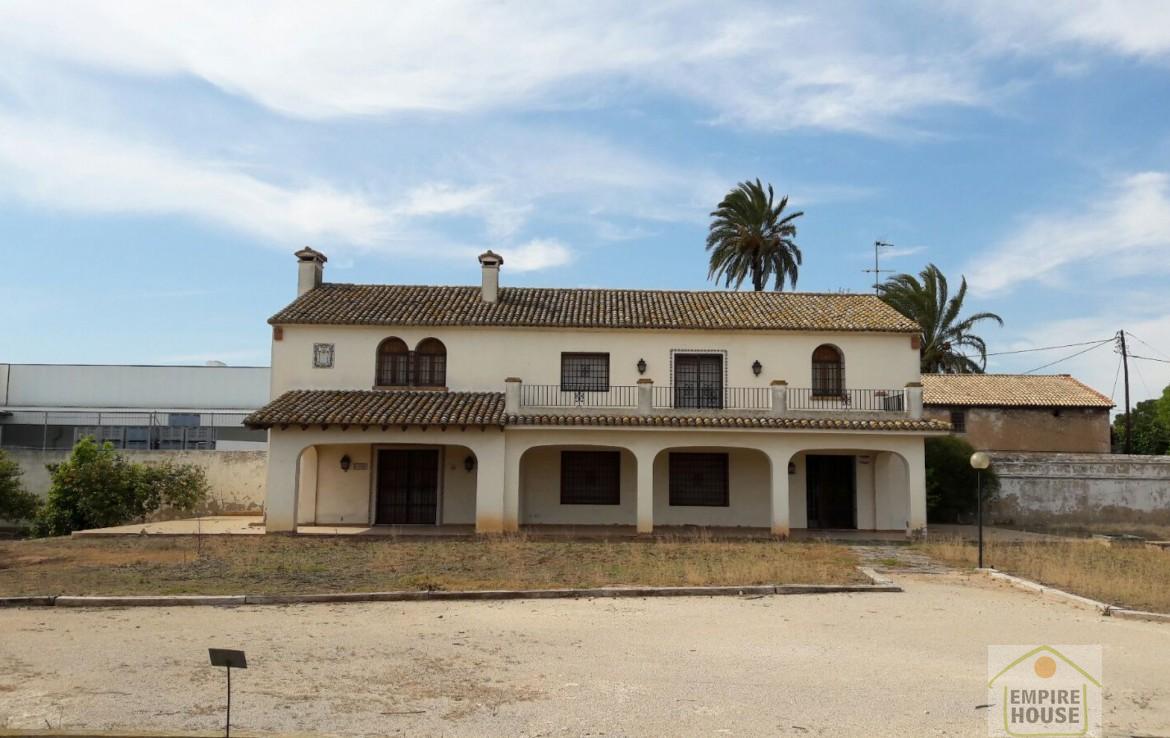 For sale of chalet in Alzira