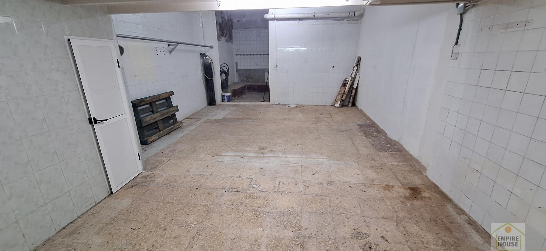 For sale of commercial in Massanassa
