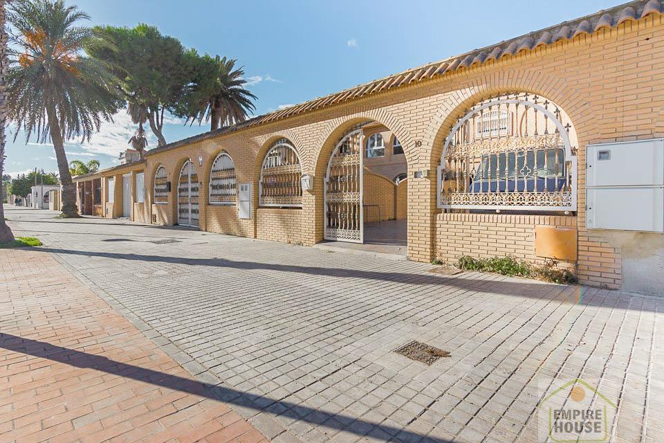 For sale of chalet in Valencia