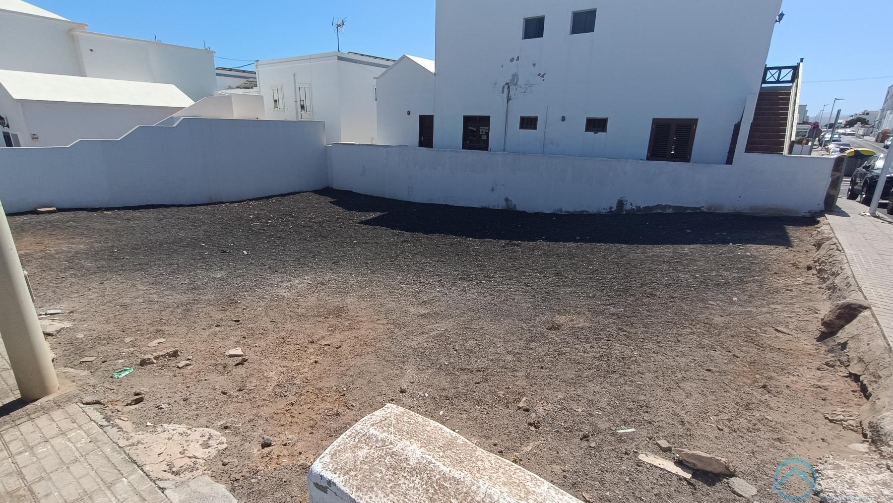 For sale of land in San Bartolome