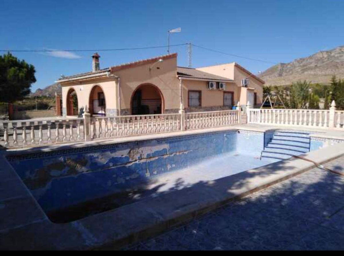 For sale of chalet in Albatera