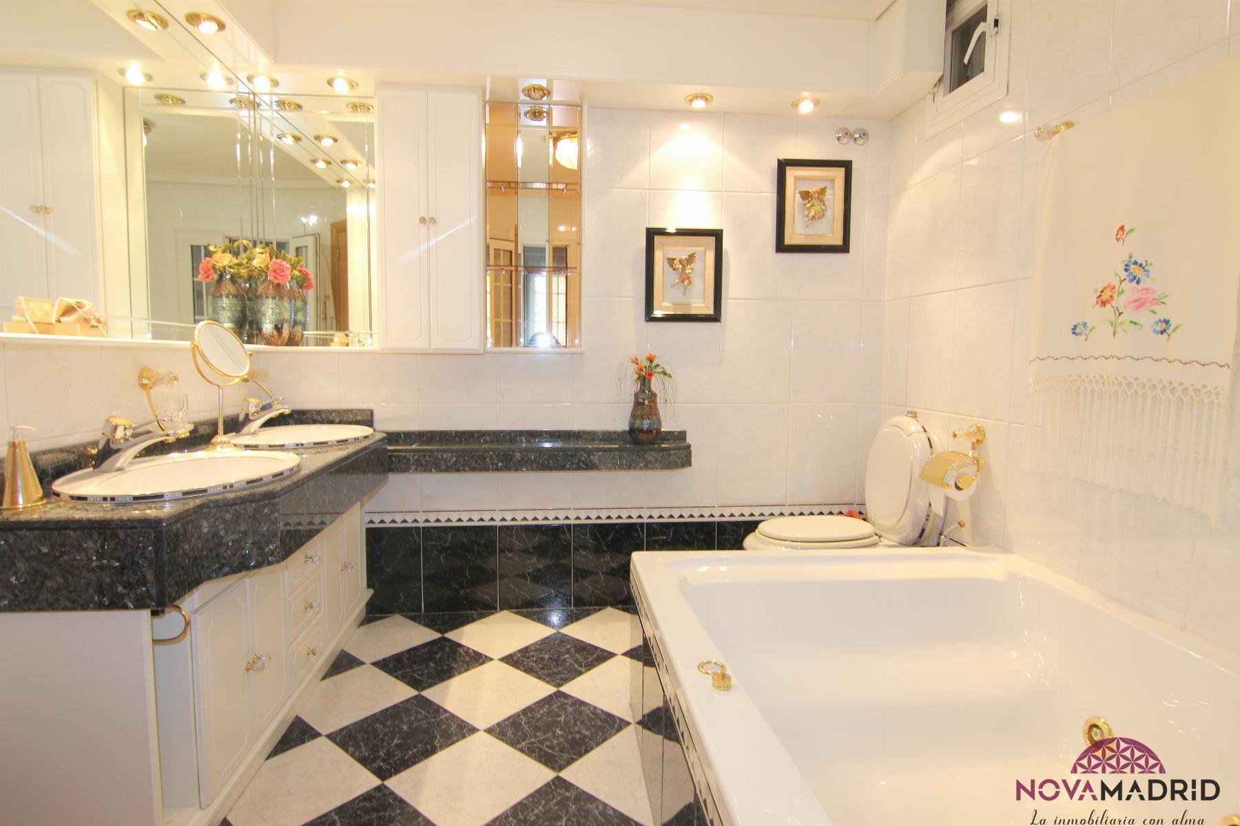Suite bathroom