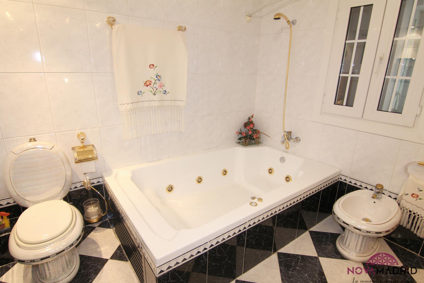 Suite bathroom