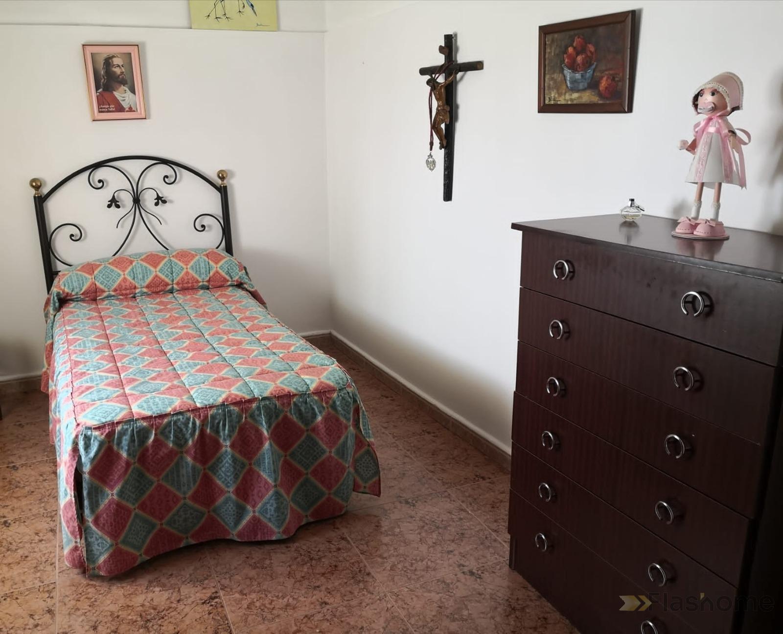 For sale of house in Valdelacalzada