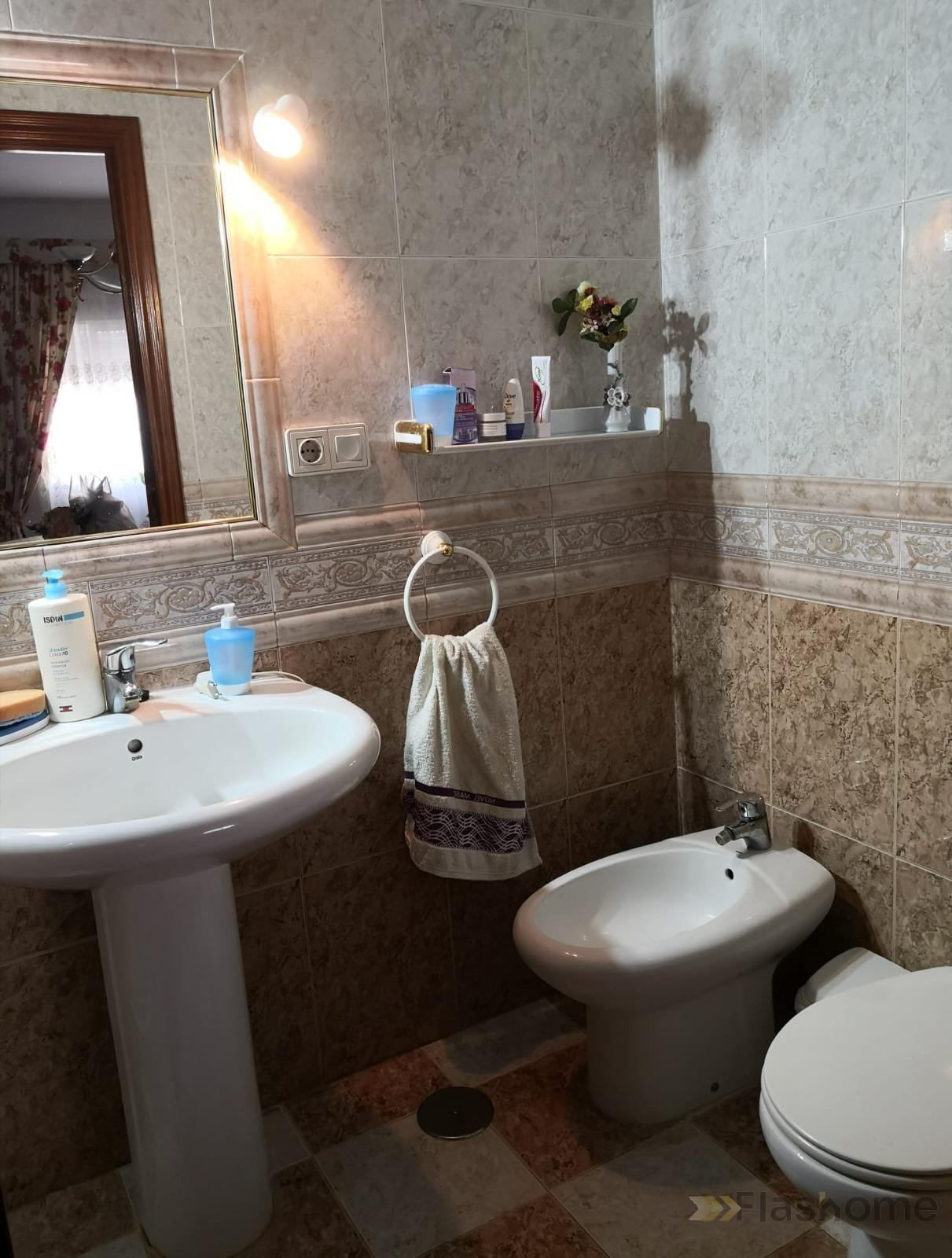 For sale of house in Valdelacalzada