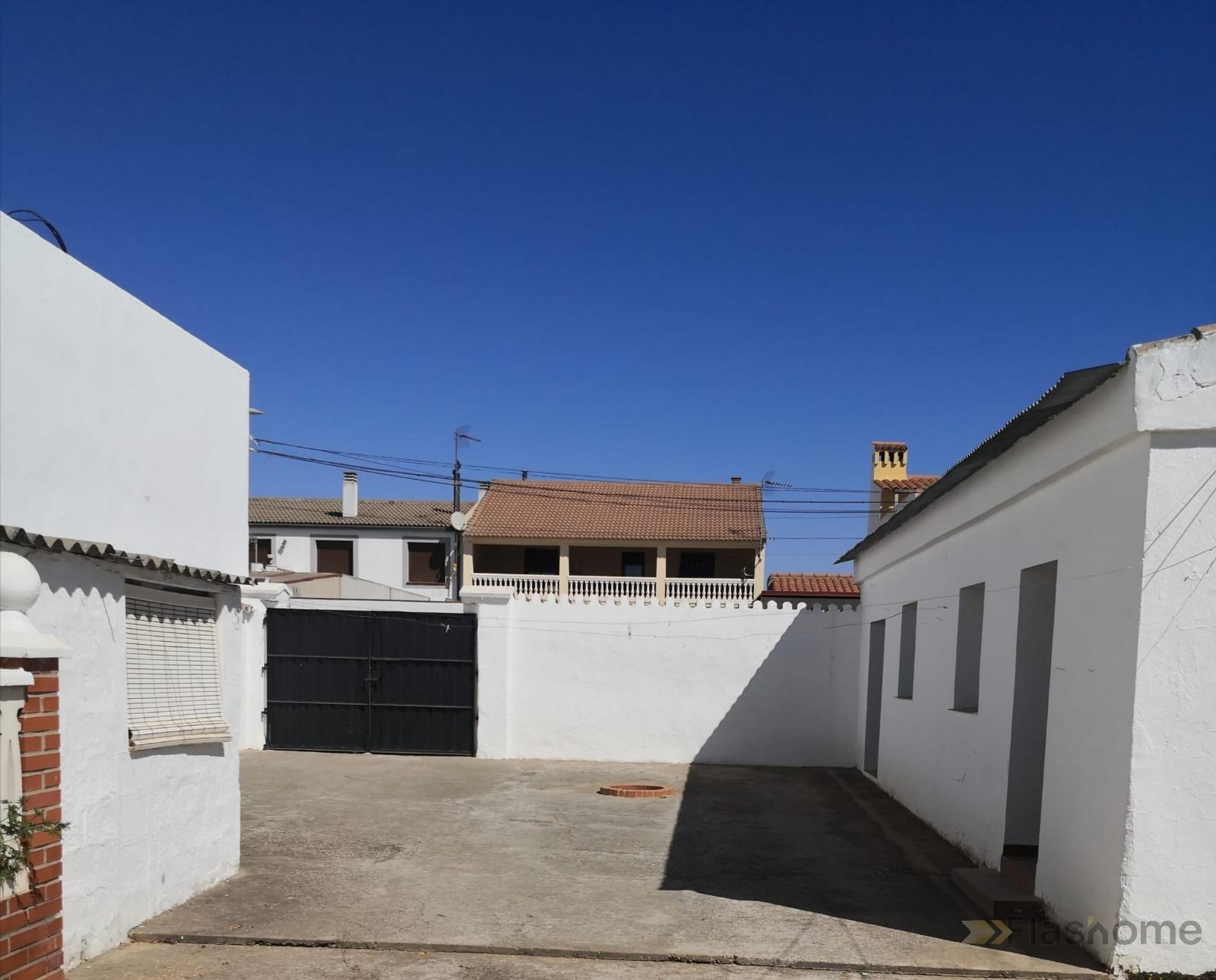 For sale of house in Valdelacalzada