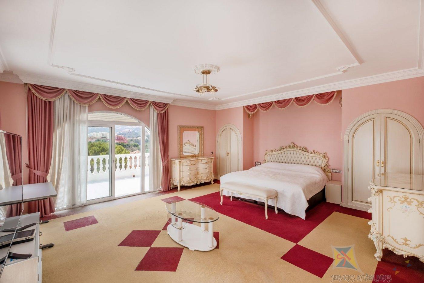 For sale of villa in Benalmádena