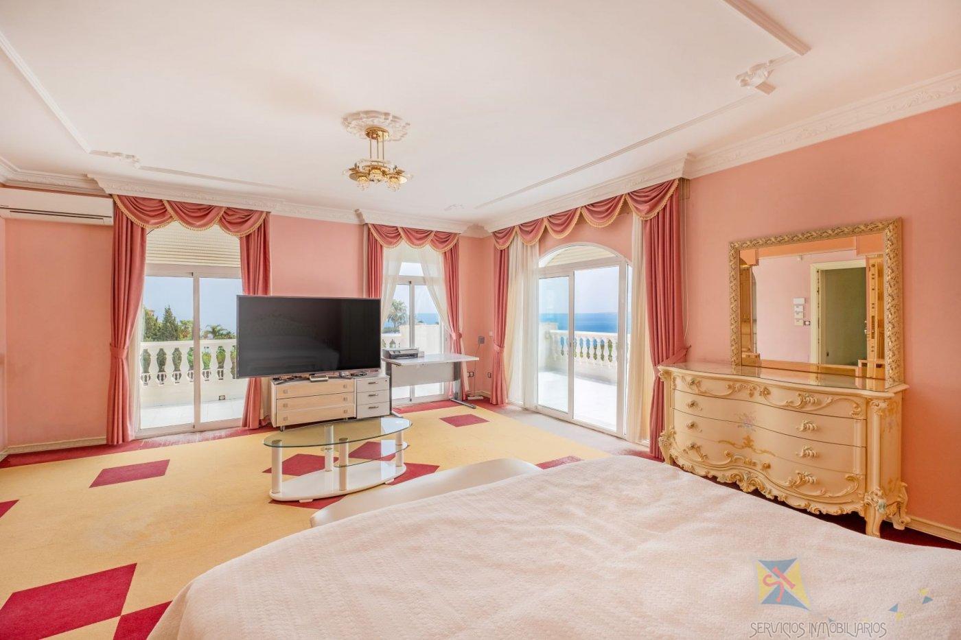 For sale of villa in Benalmádena