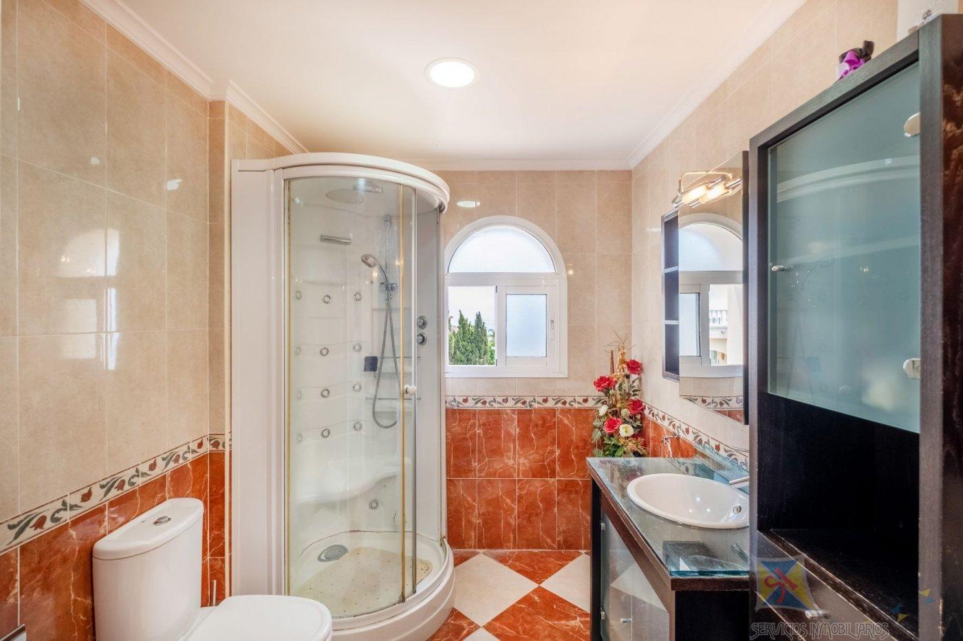For sale of villa in Benalmádena
