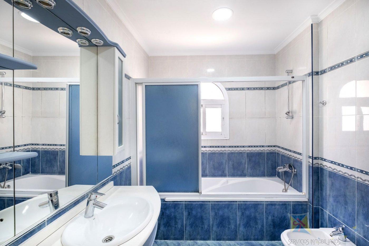 For sale of villa in Benalmádena