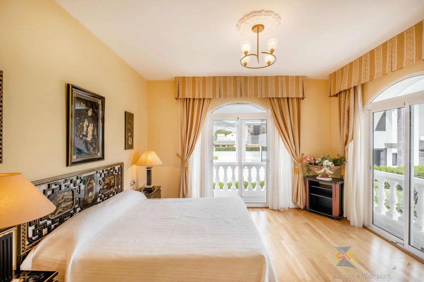 For sale of villa in Benalmádena