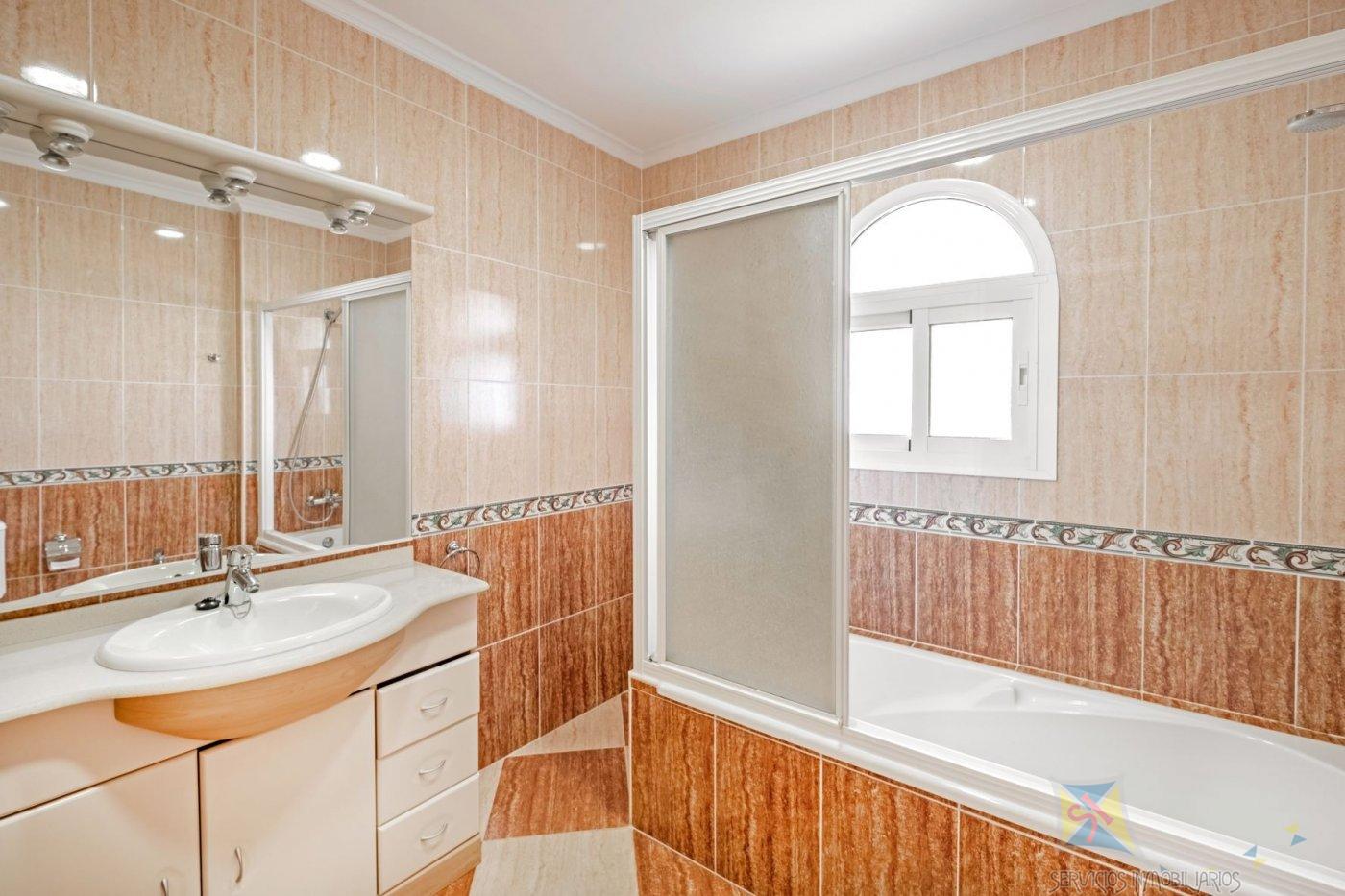For sale of villa in Benalmádena