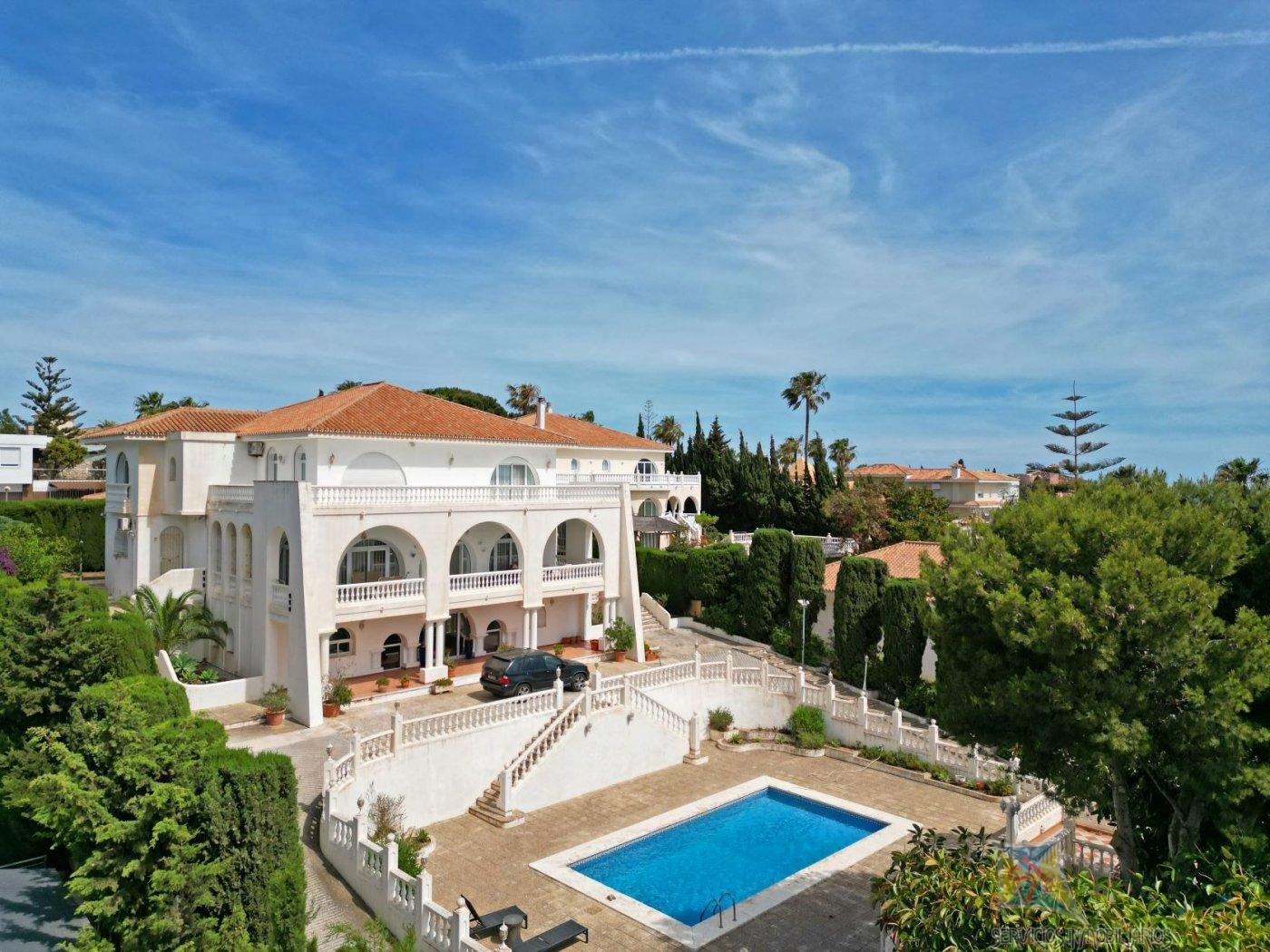 For sale of villa in Benalmádena
