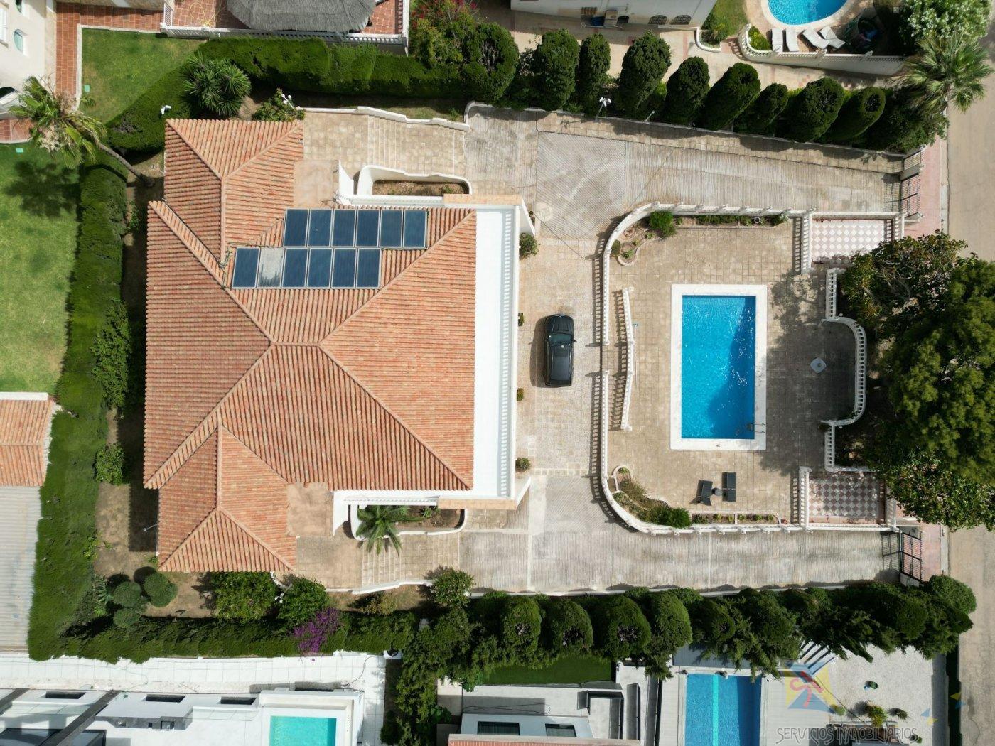 For sale of villa in Benalmádena