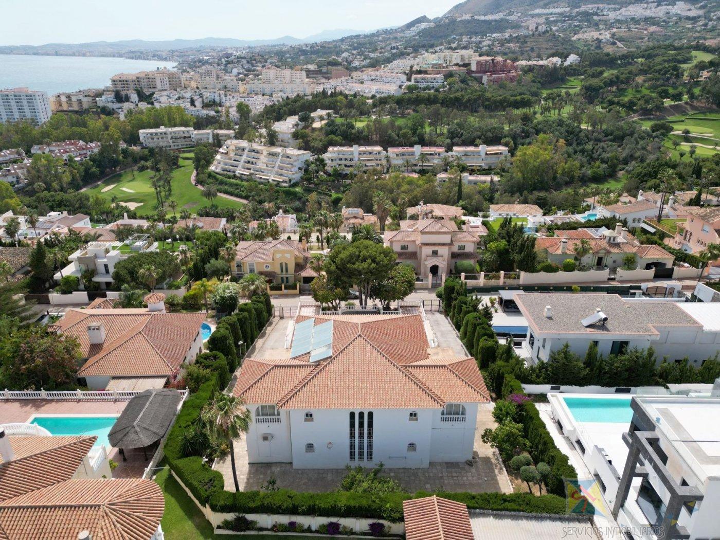 For sale of villa in Benalmádena
