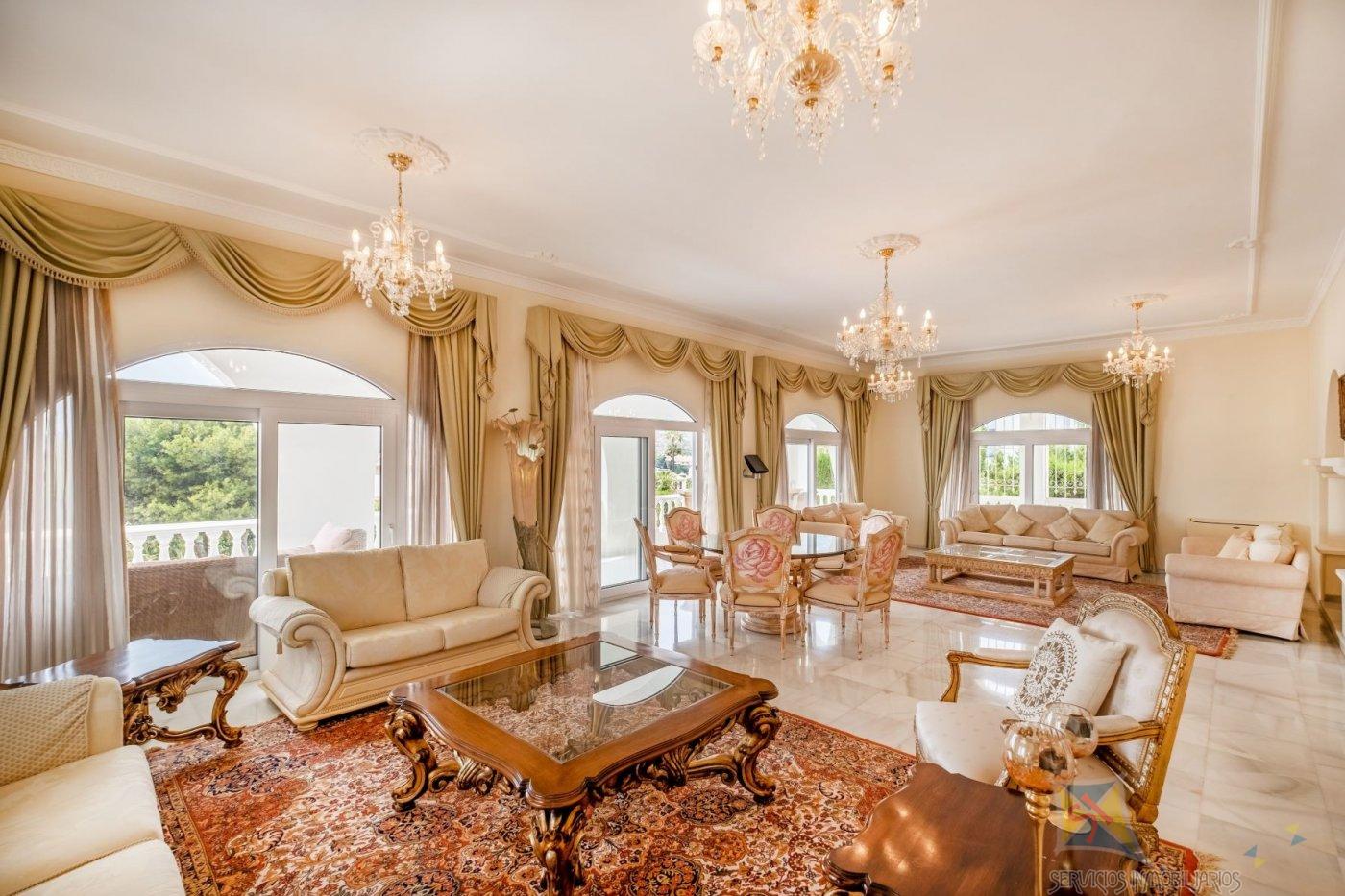 For sale of villa in Benalmádena