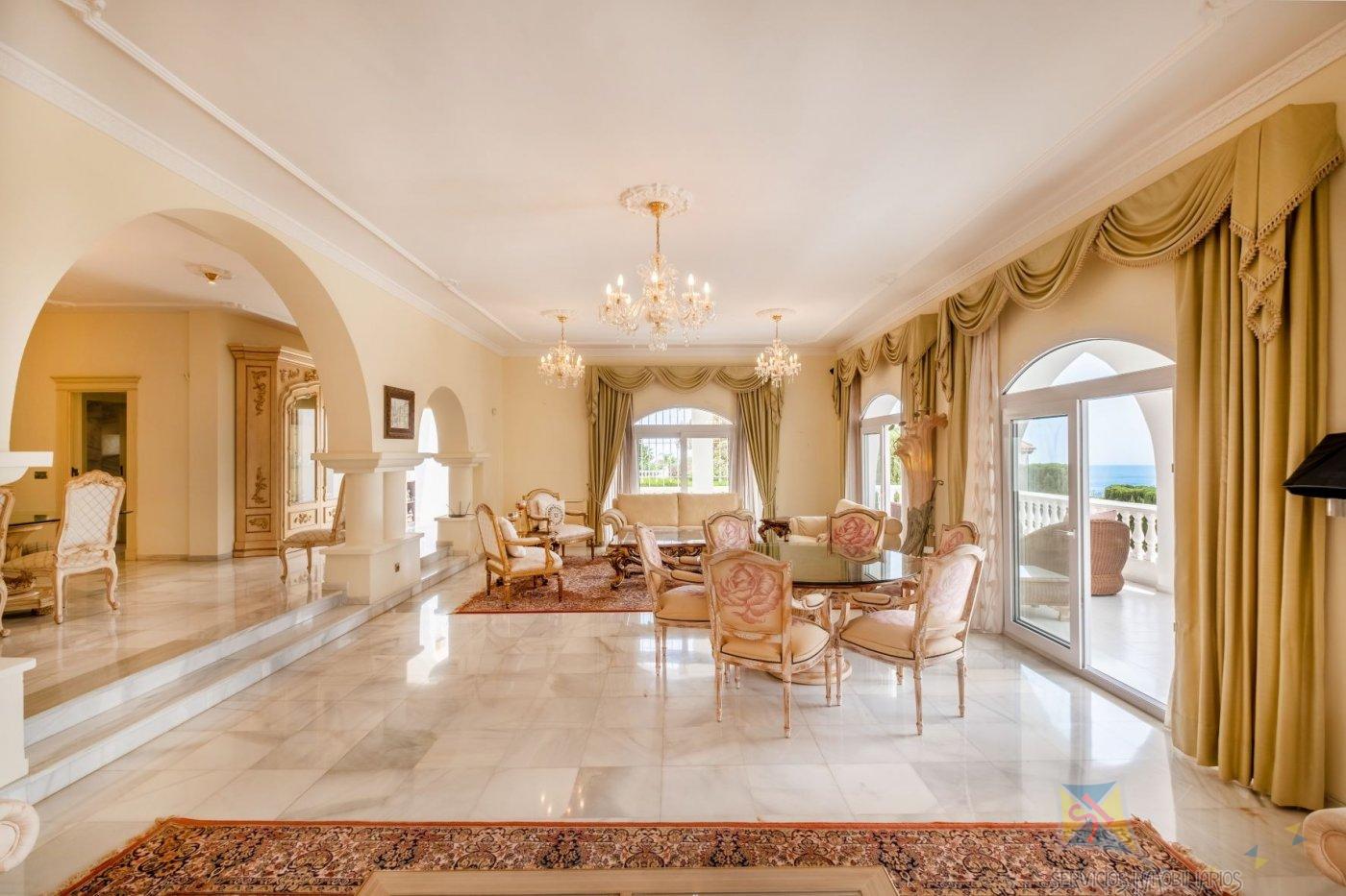 For sale of villa in Benalmádena
