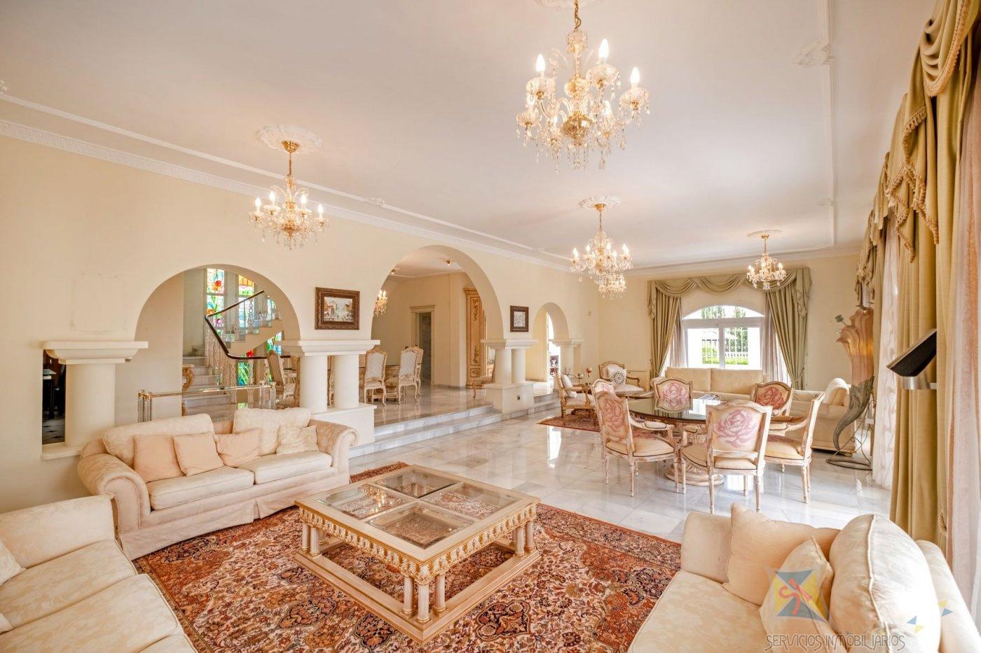 For sale of villa in Benalmádena