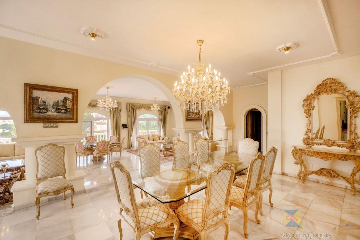For sale of villa in Benalmádena