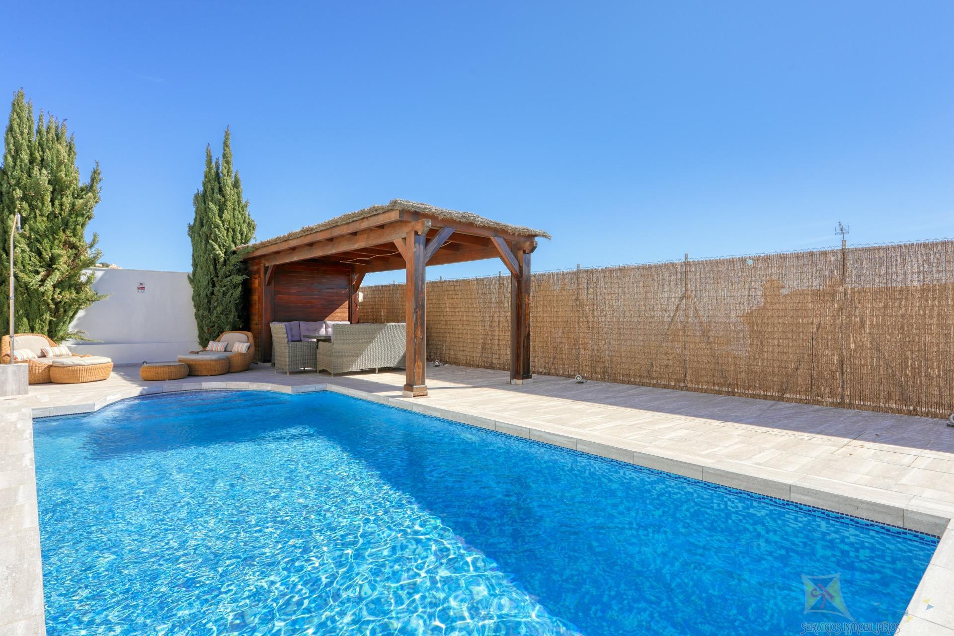 For sale of chalet in Benalmádena