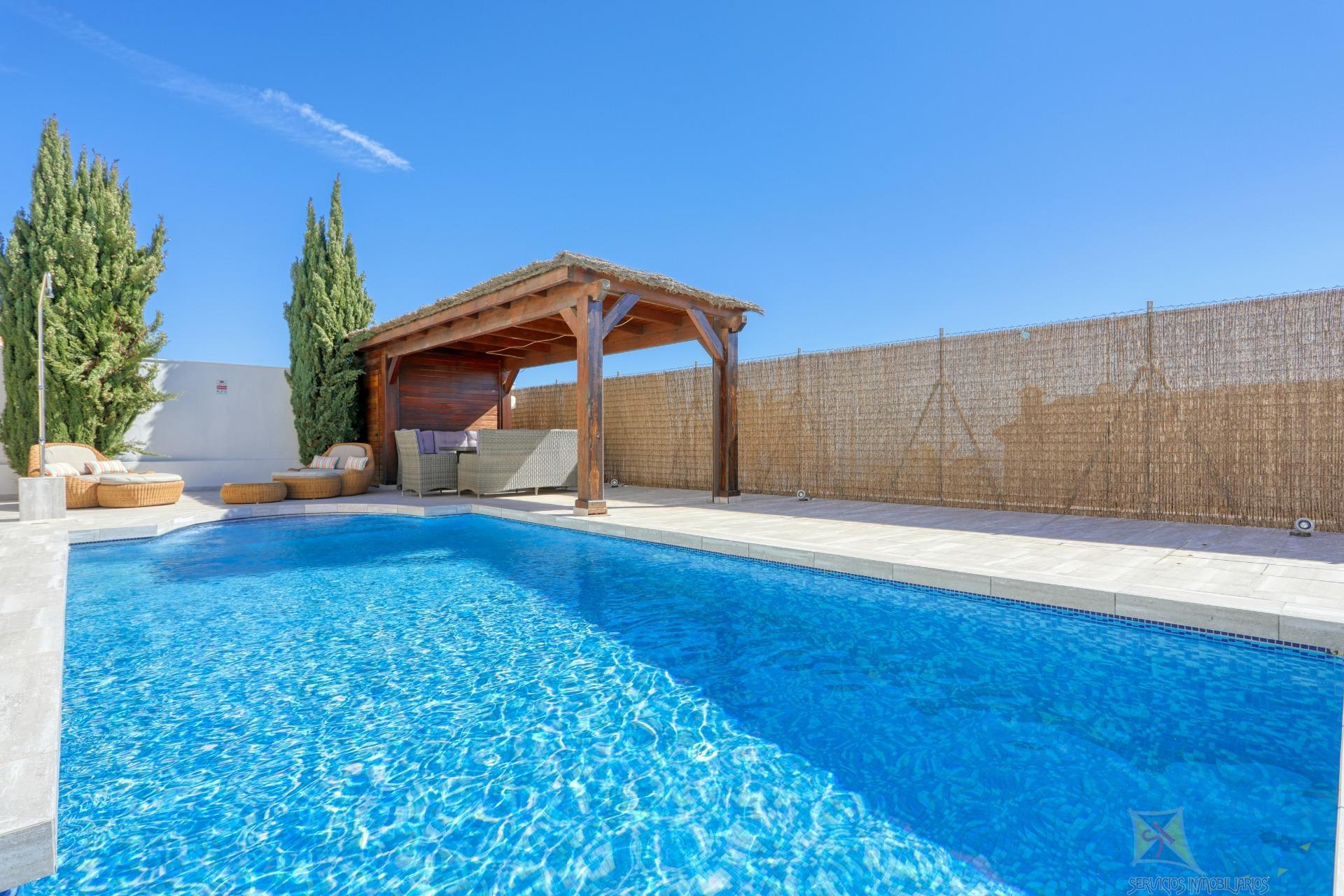 For sale of chalet in Benalmádena