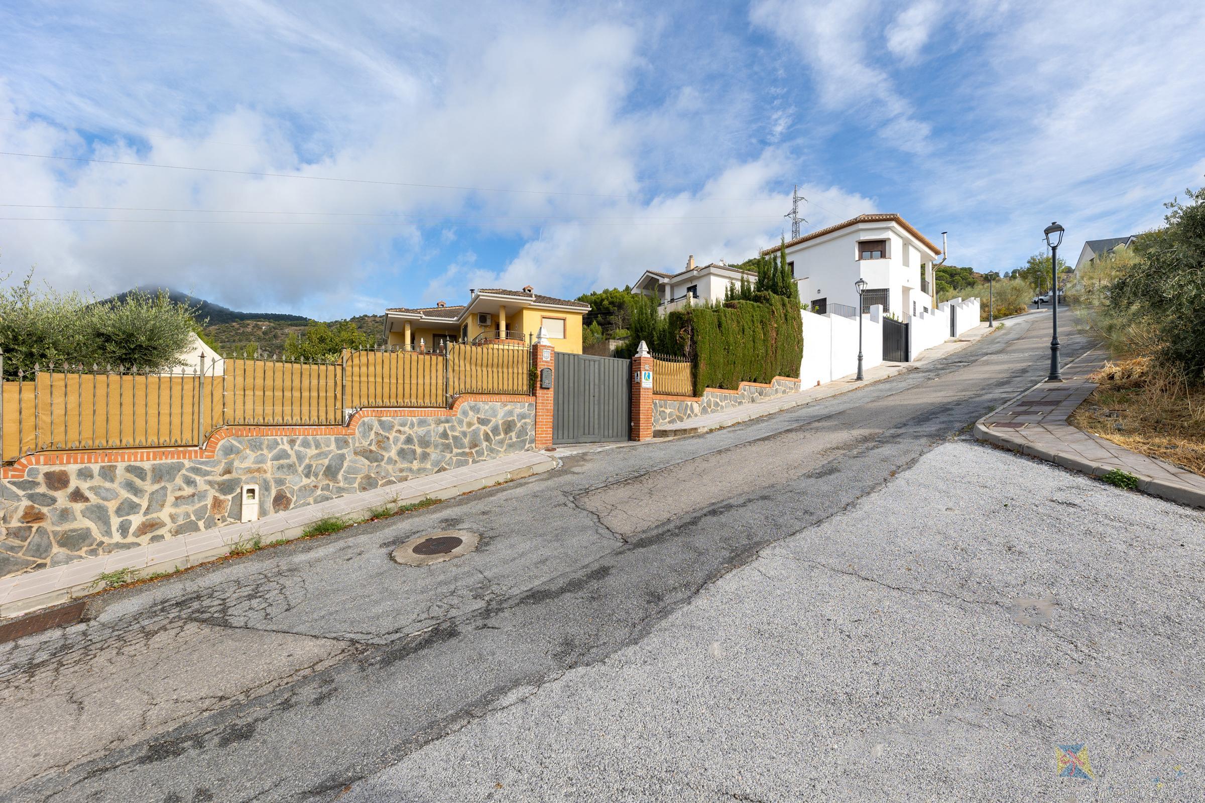 For sale of house in Huetor de Santillan