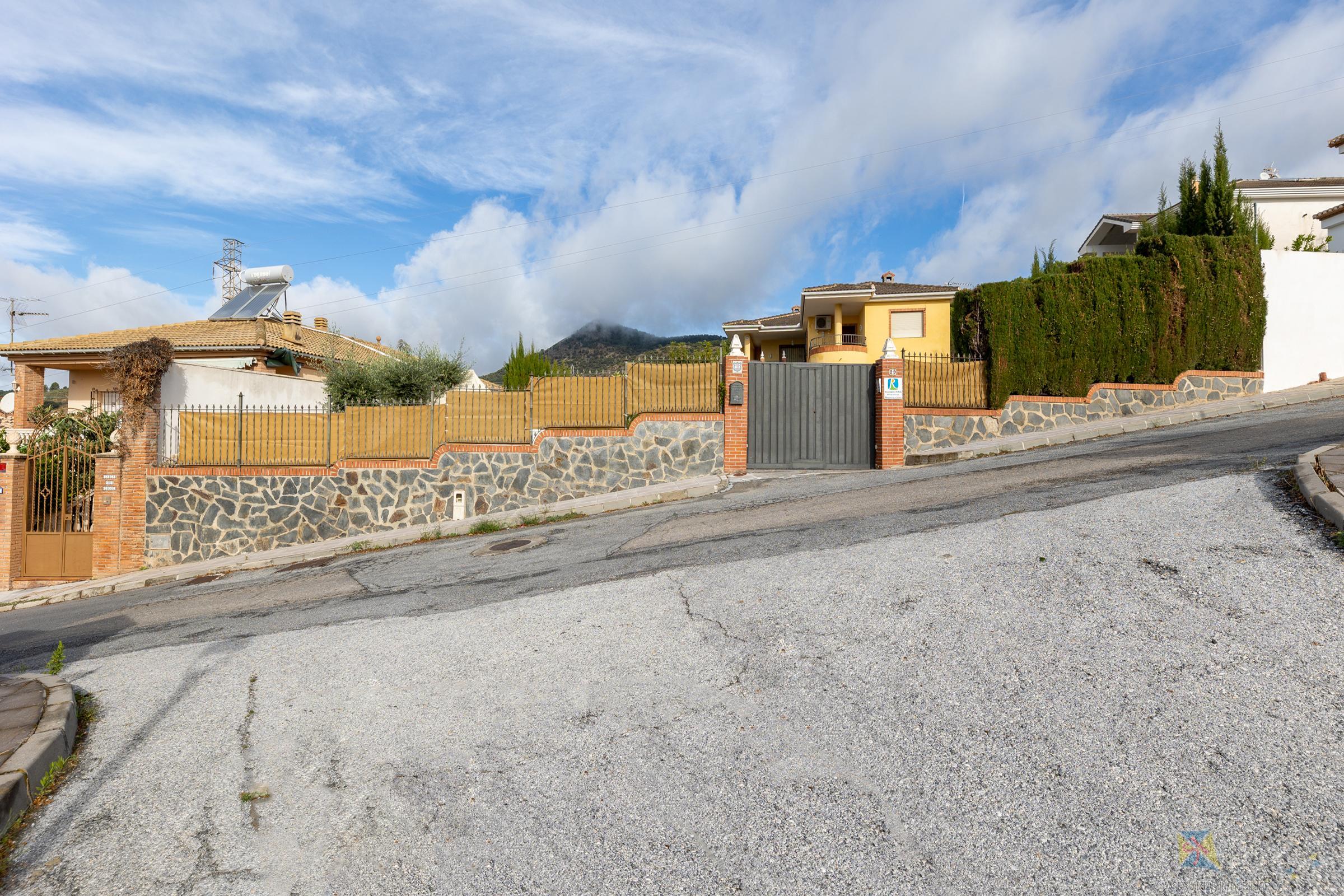 For sale of house in Huetor de Santillan