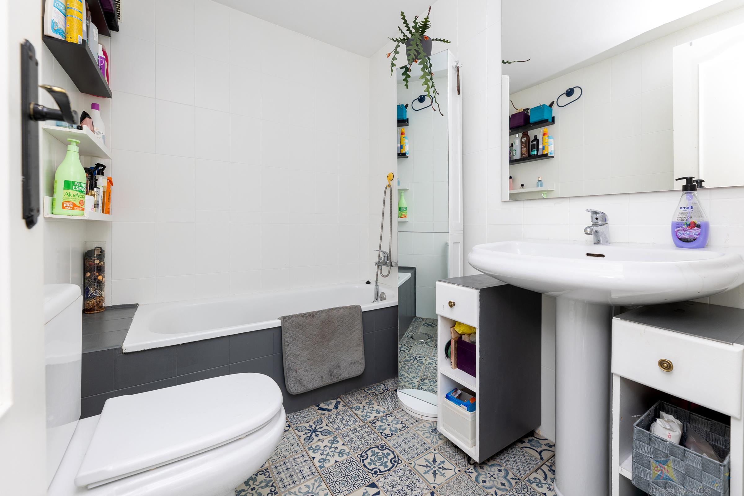 For sale of apartment in Granada
