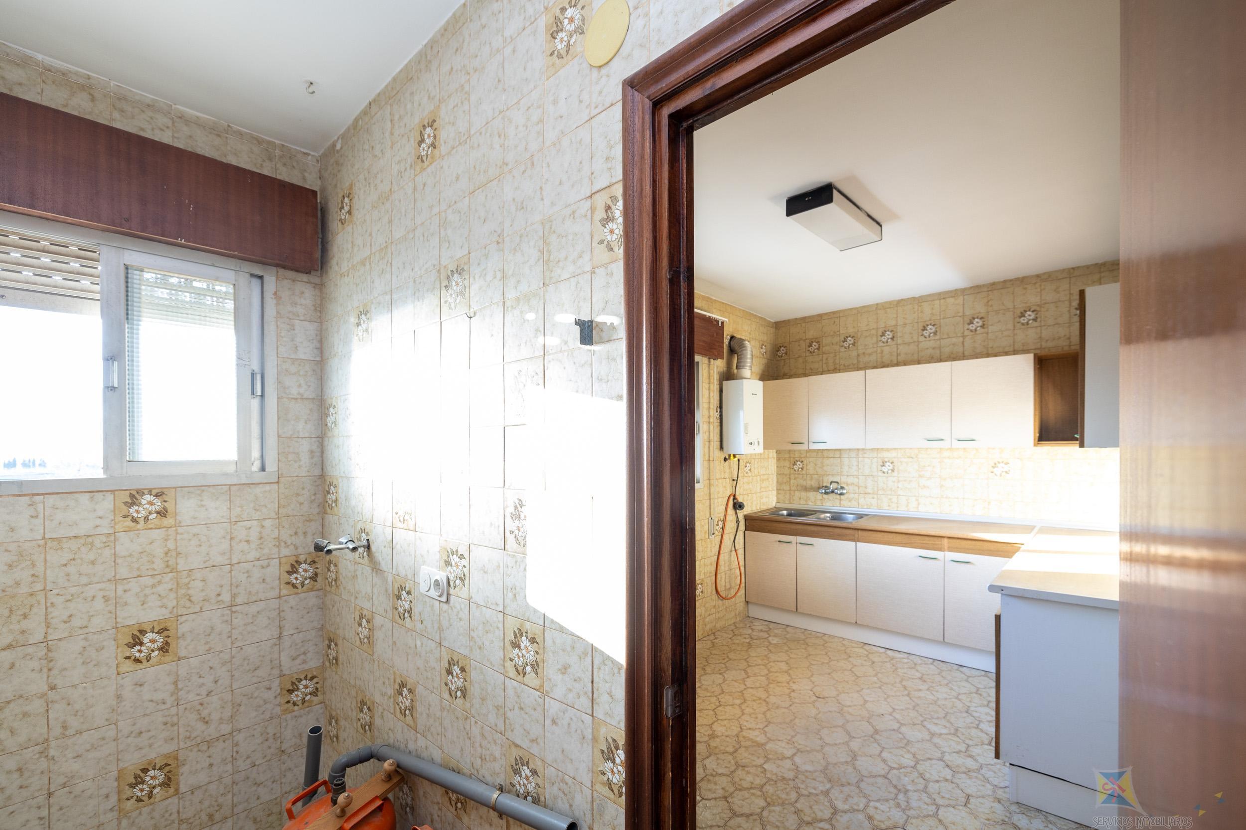 For sale of commercial in Granada