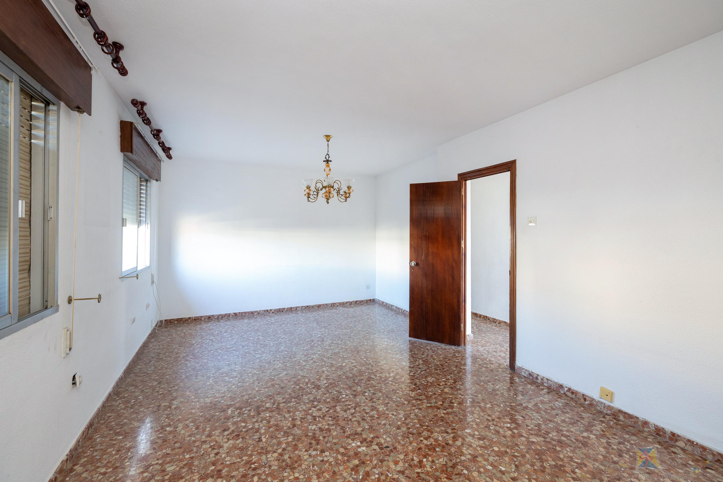 For sale of commercial in Granada