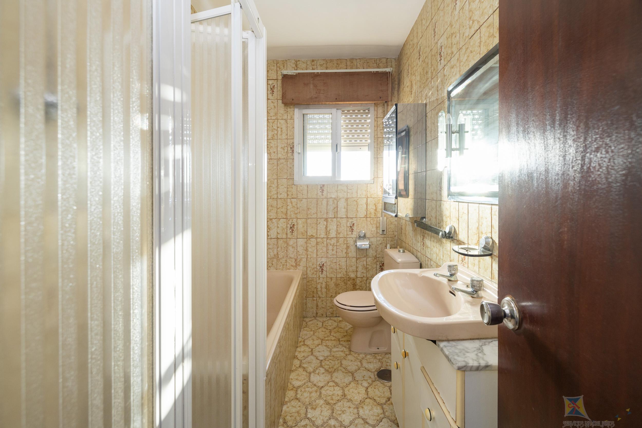For sale of commercial in Granada