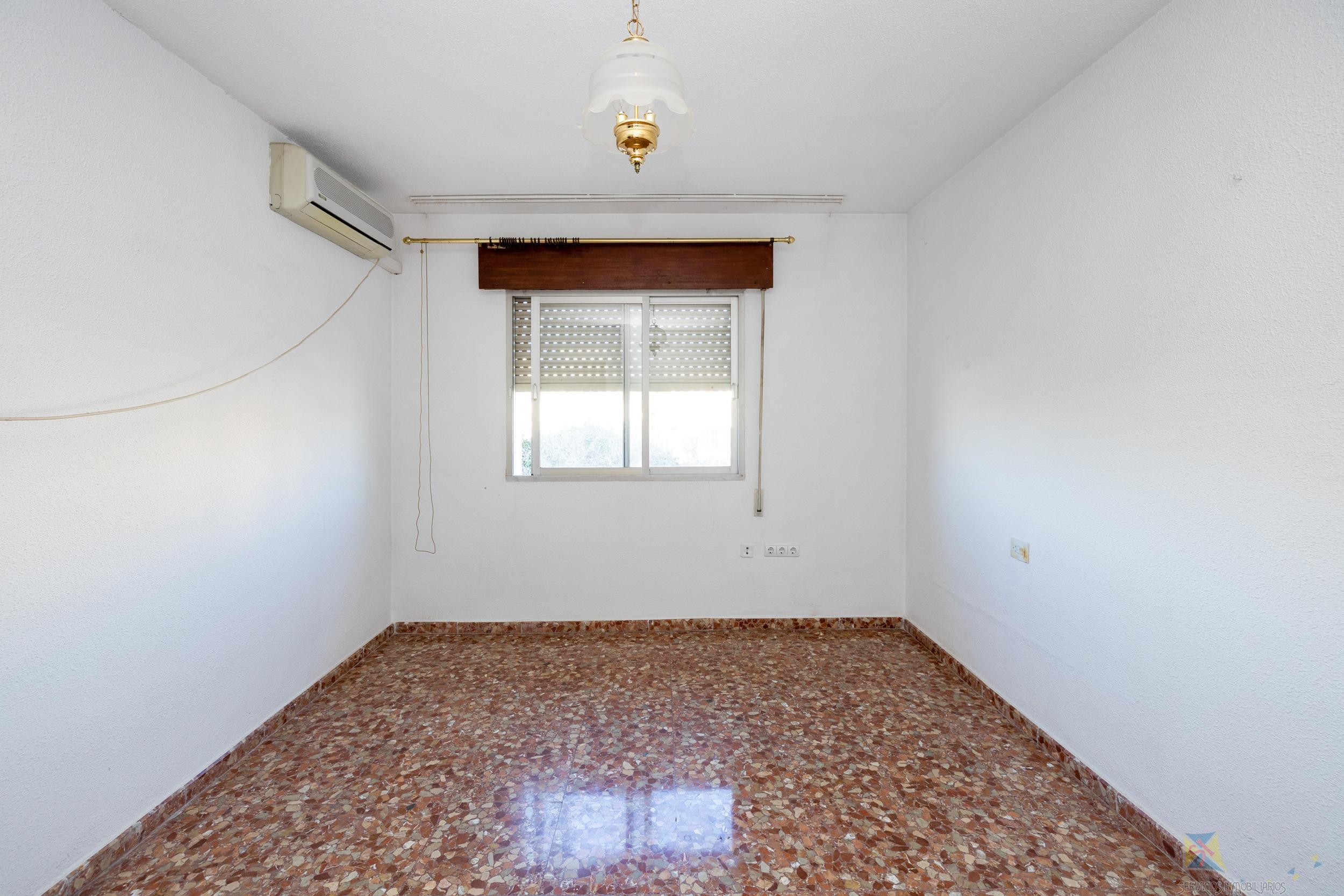 For sale of commercial in Granada