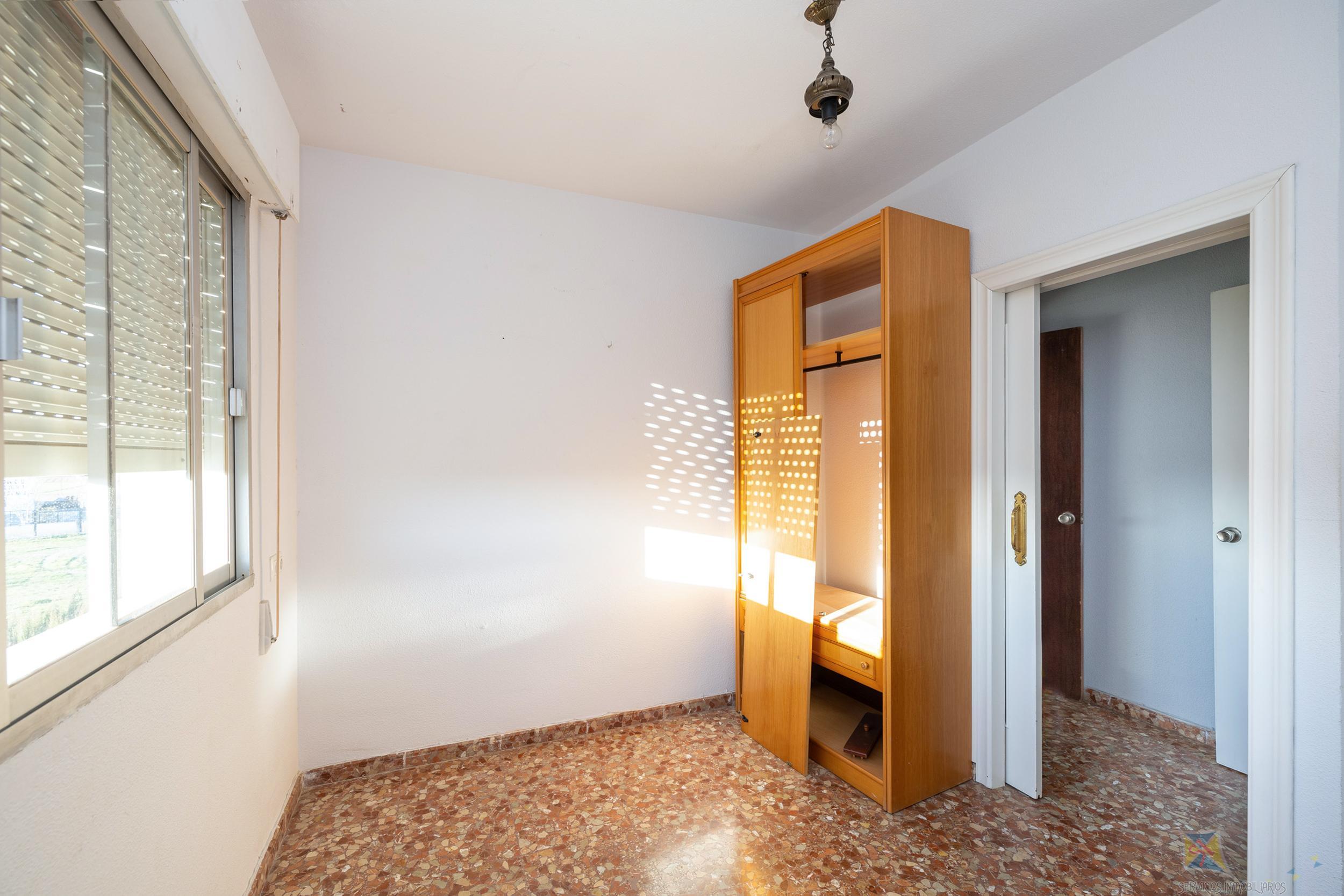 For sale of commercial in Granada