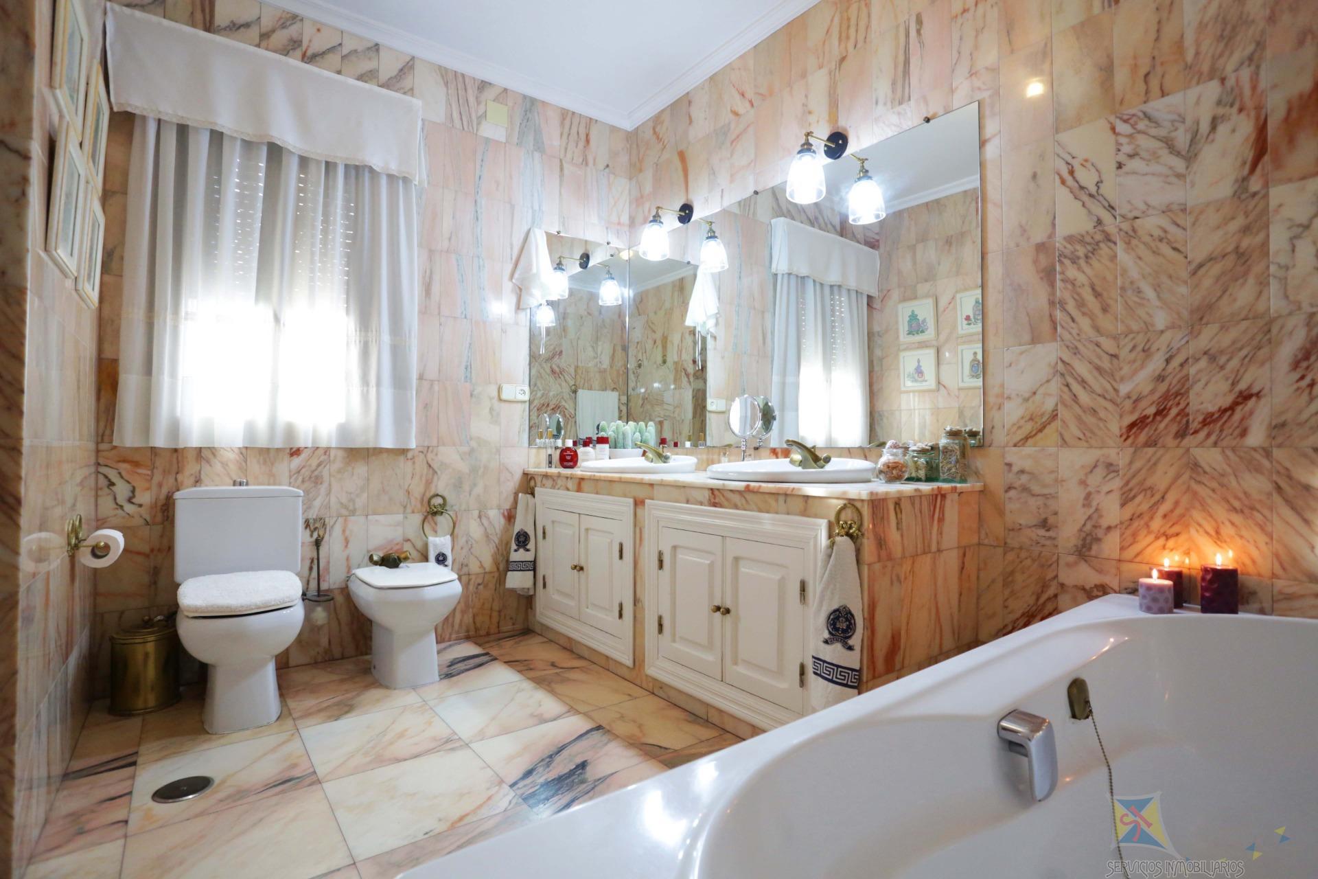 For sale of house in Coria del Rio