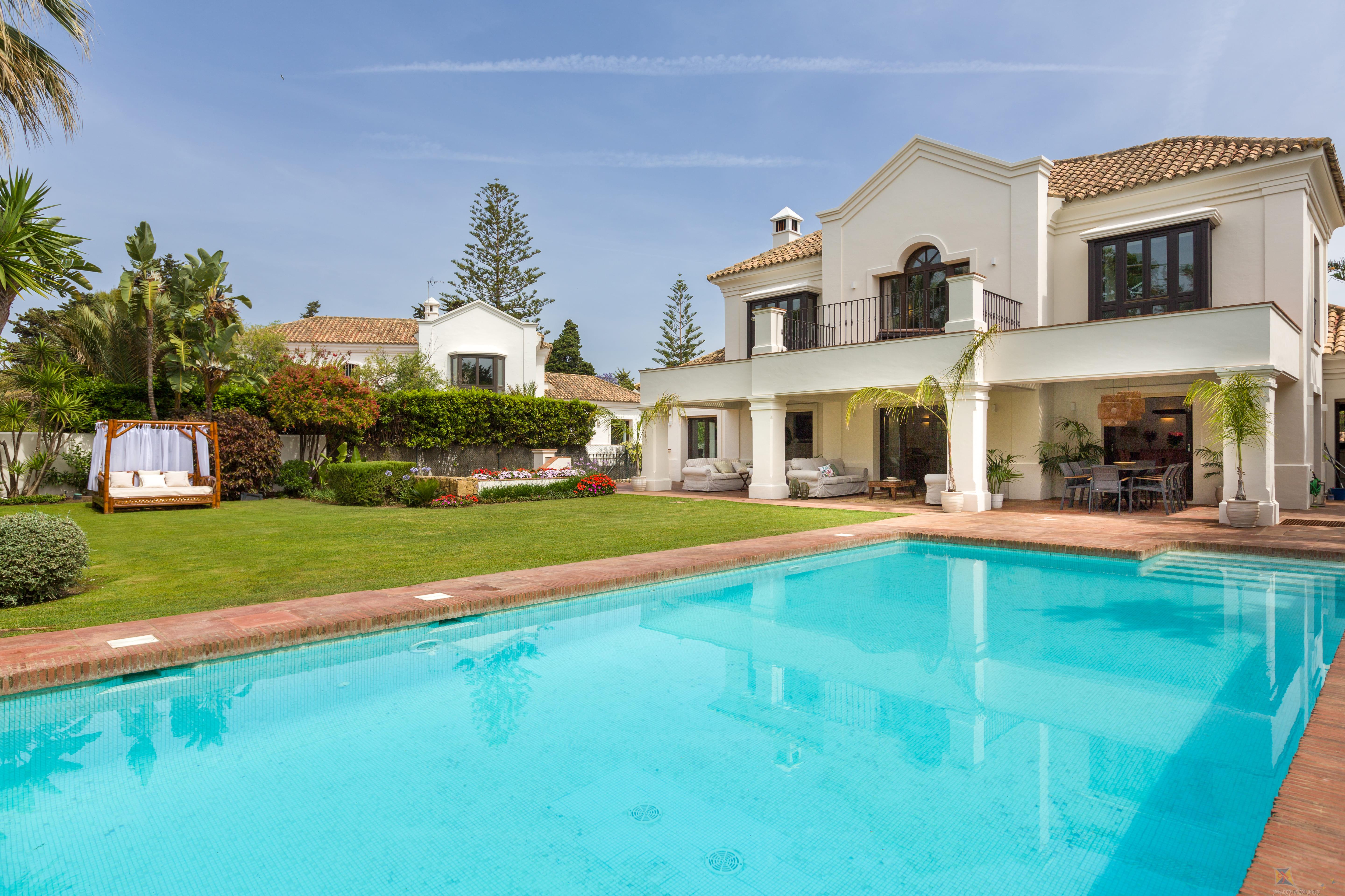 For sale of villa in Estepona