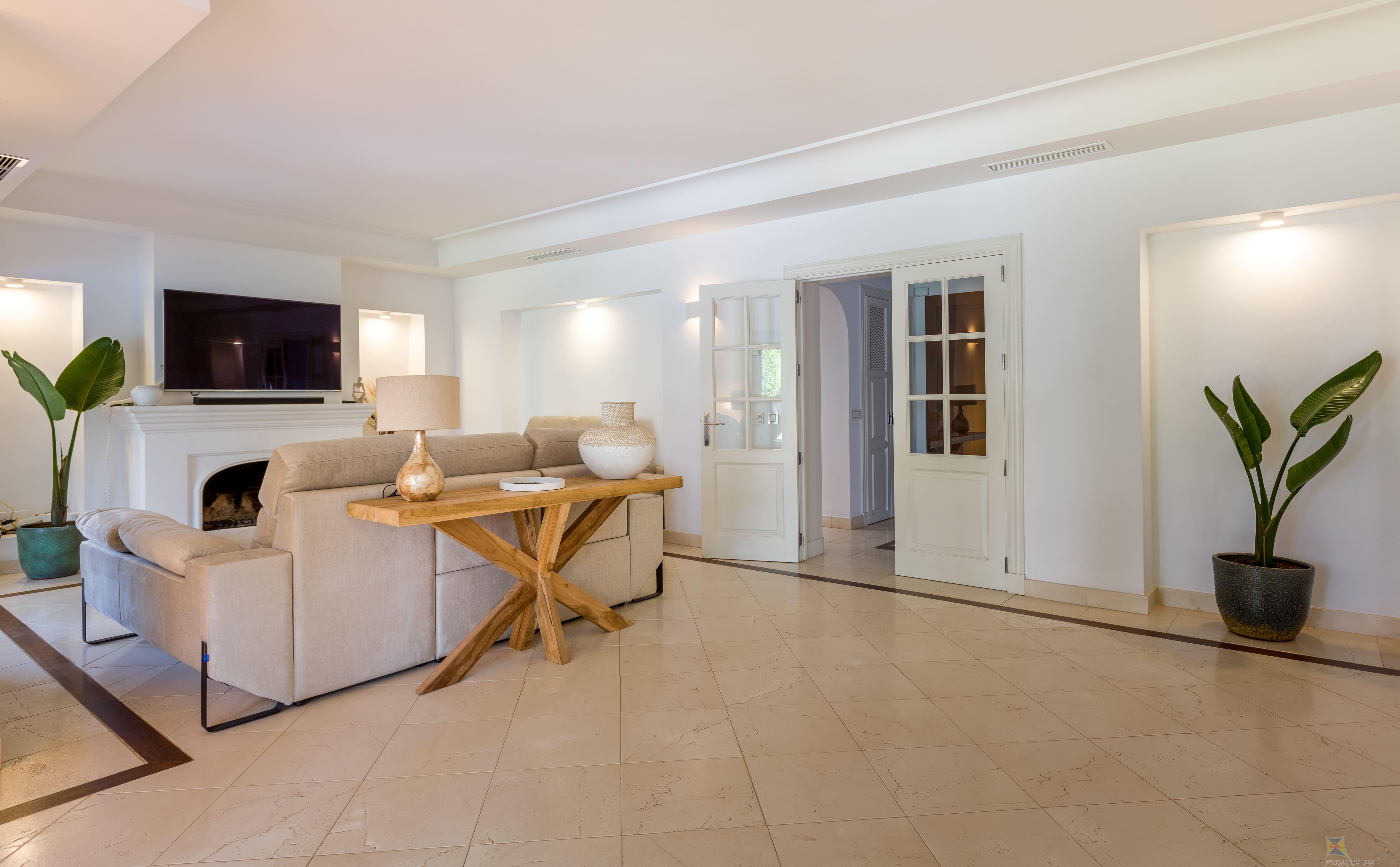 For sale of villa in Estepona