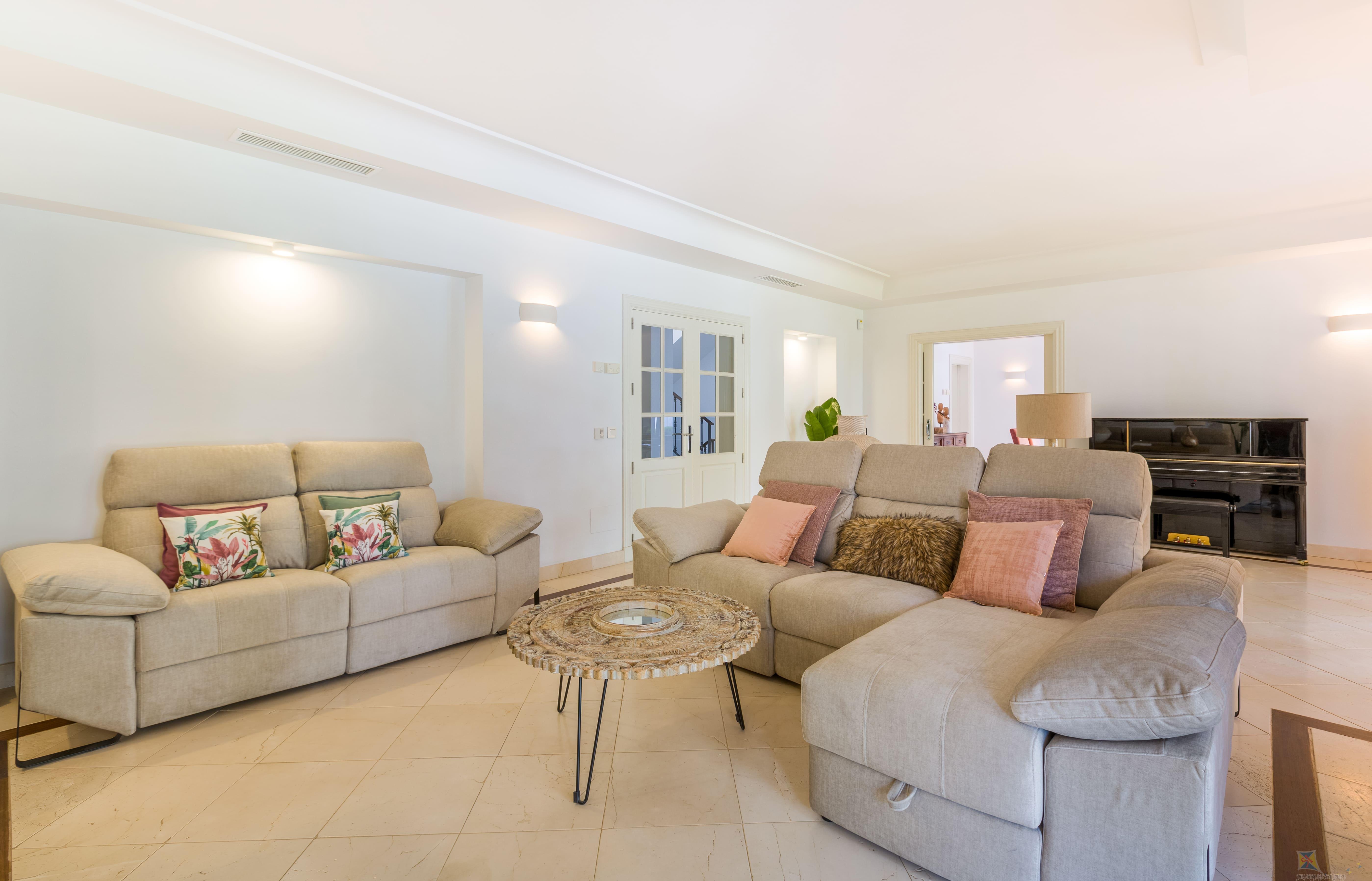 For sale of villa in Estepona