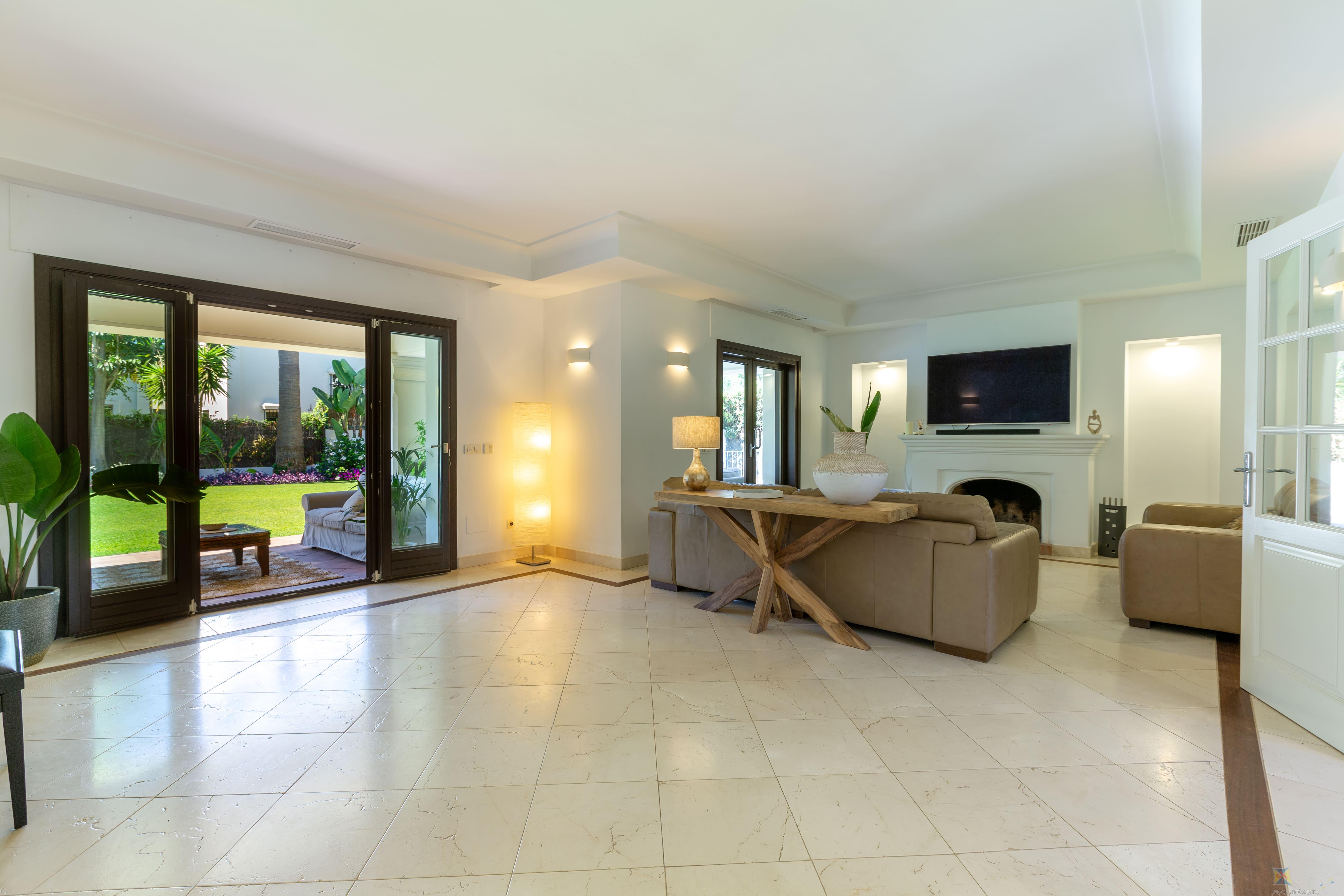 For sale of villa in Estepona