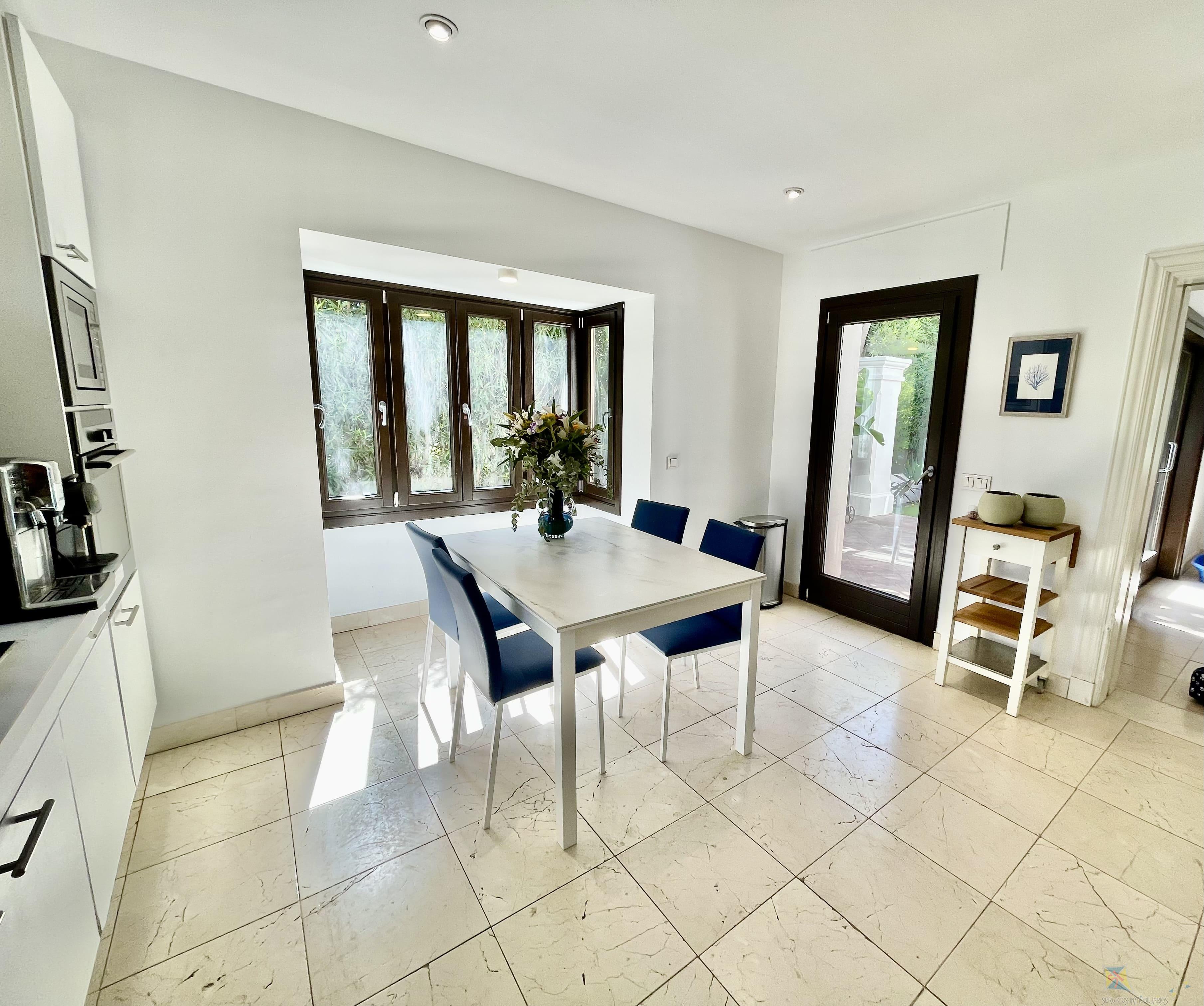 For sale of villa in Estepona