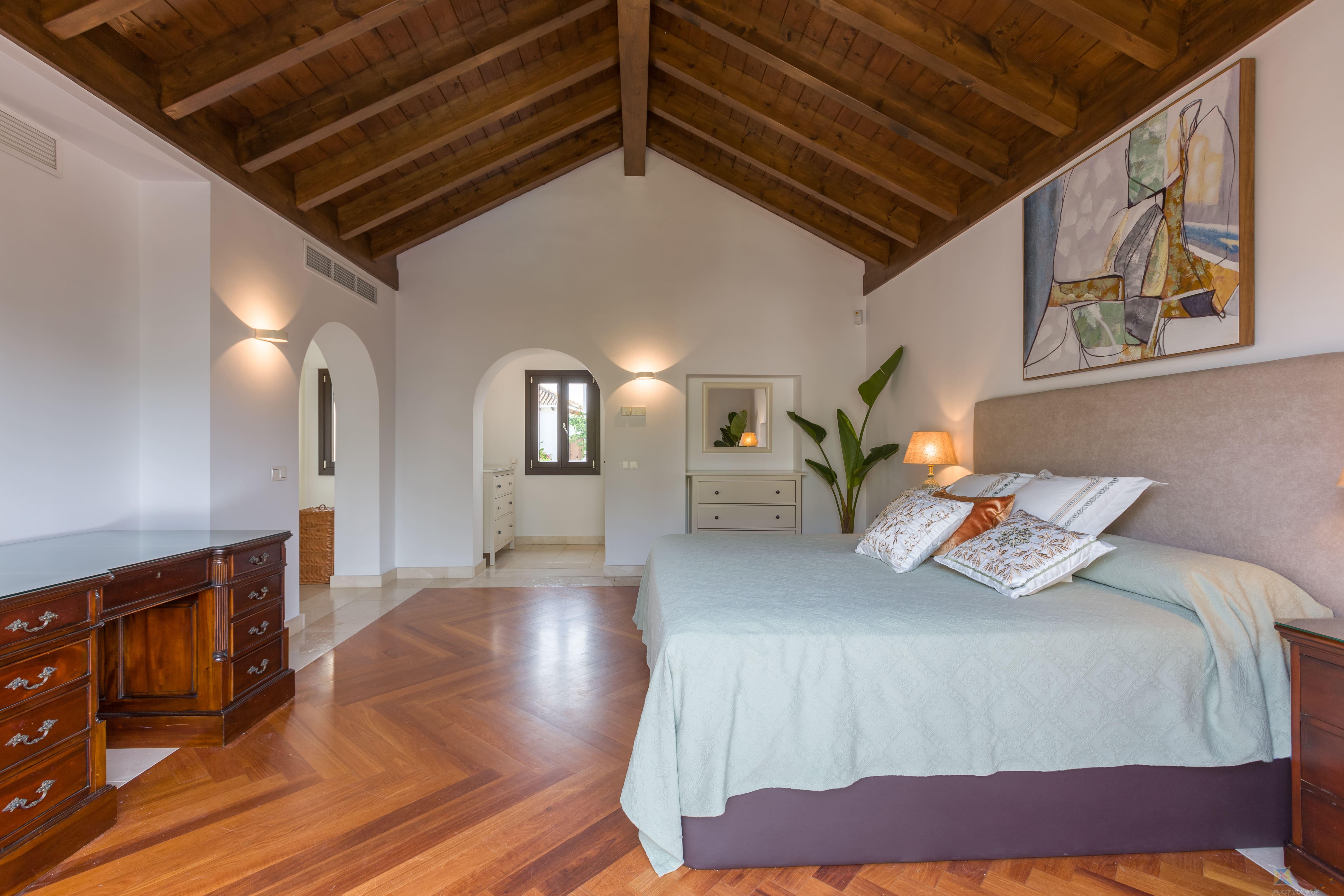 For sale of villa in Estepona