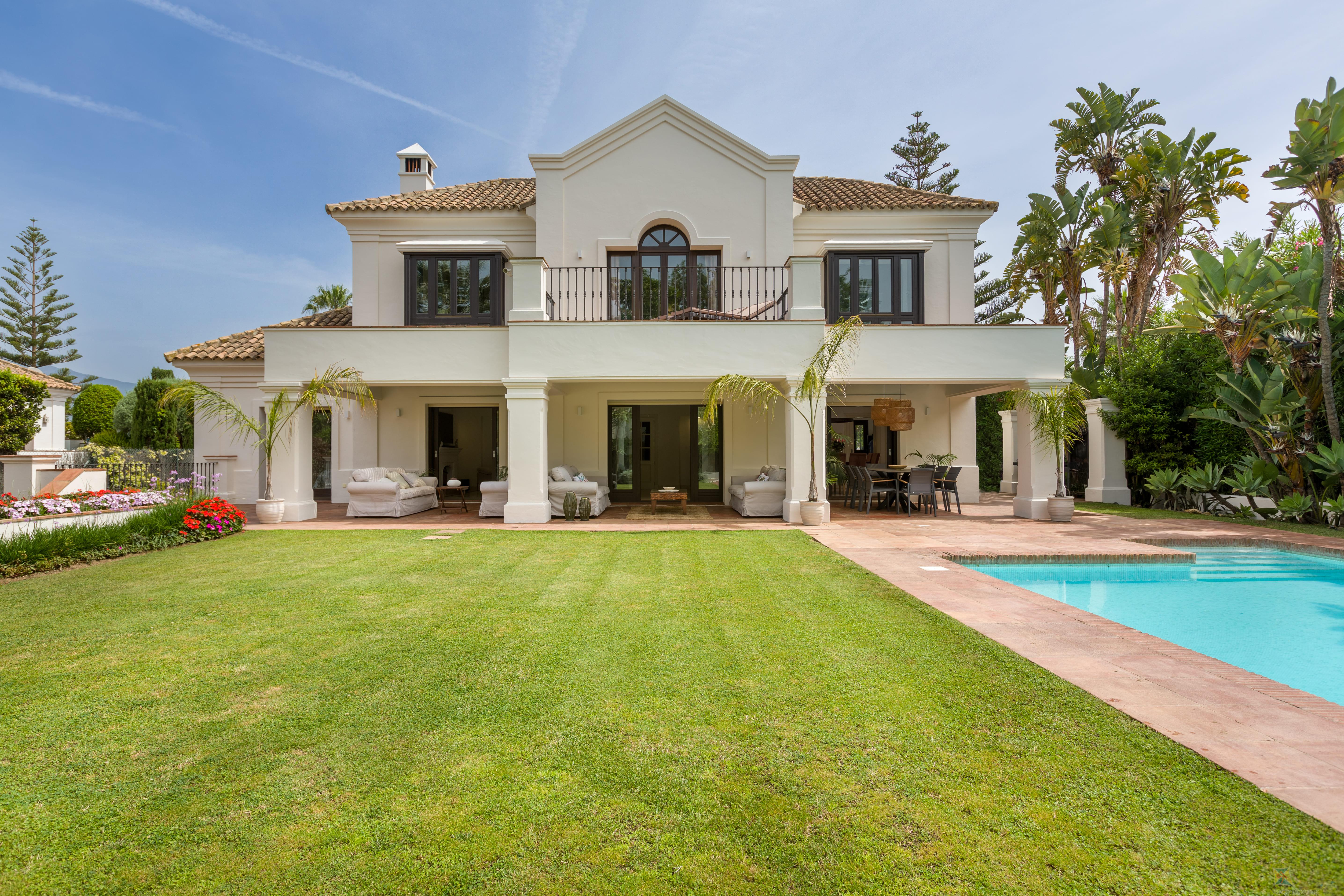 For sale of villa in Estepona