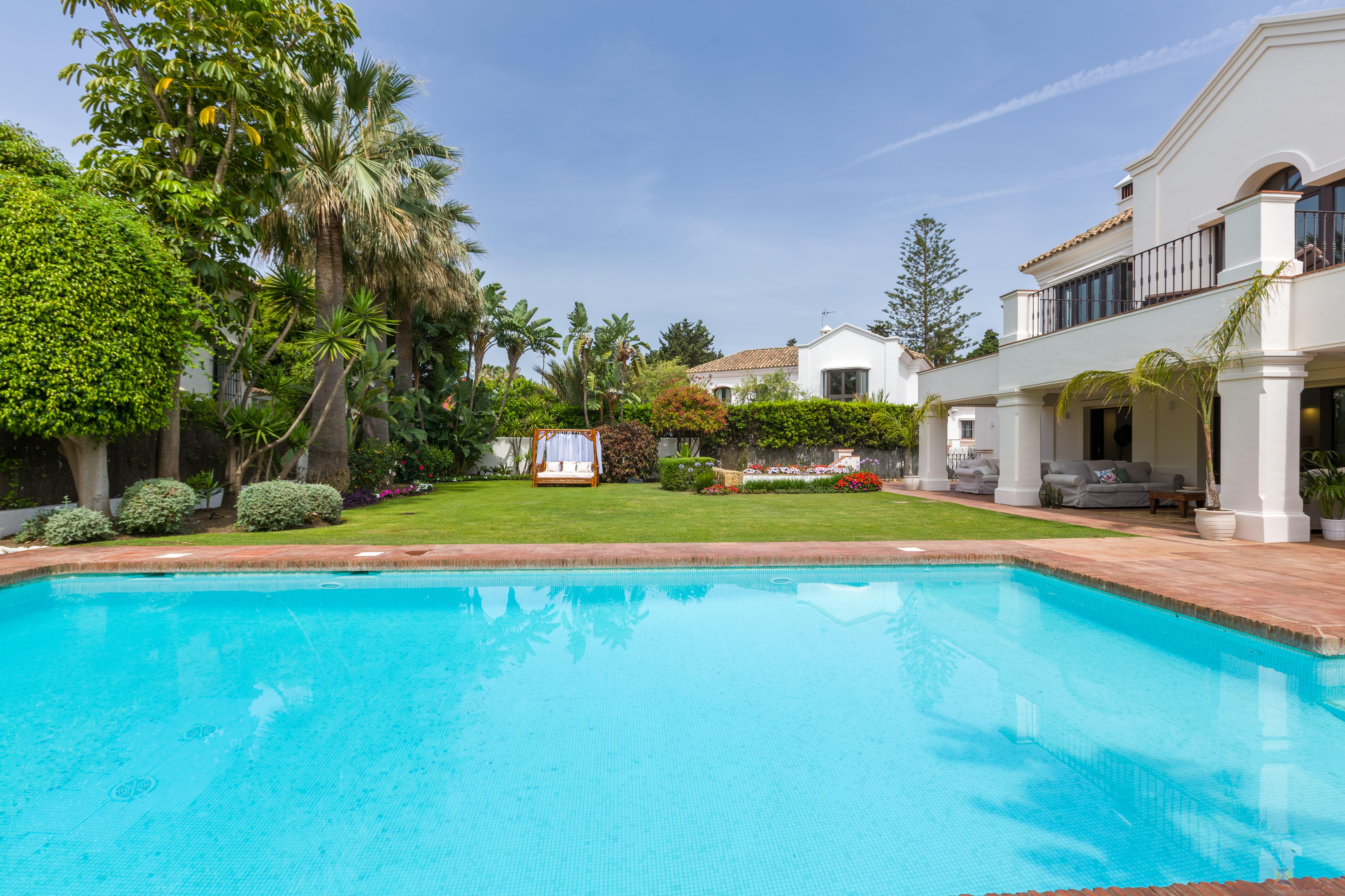 For sale of villa in Estepona