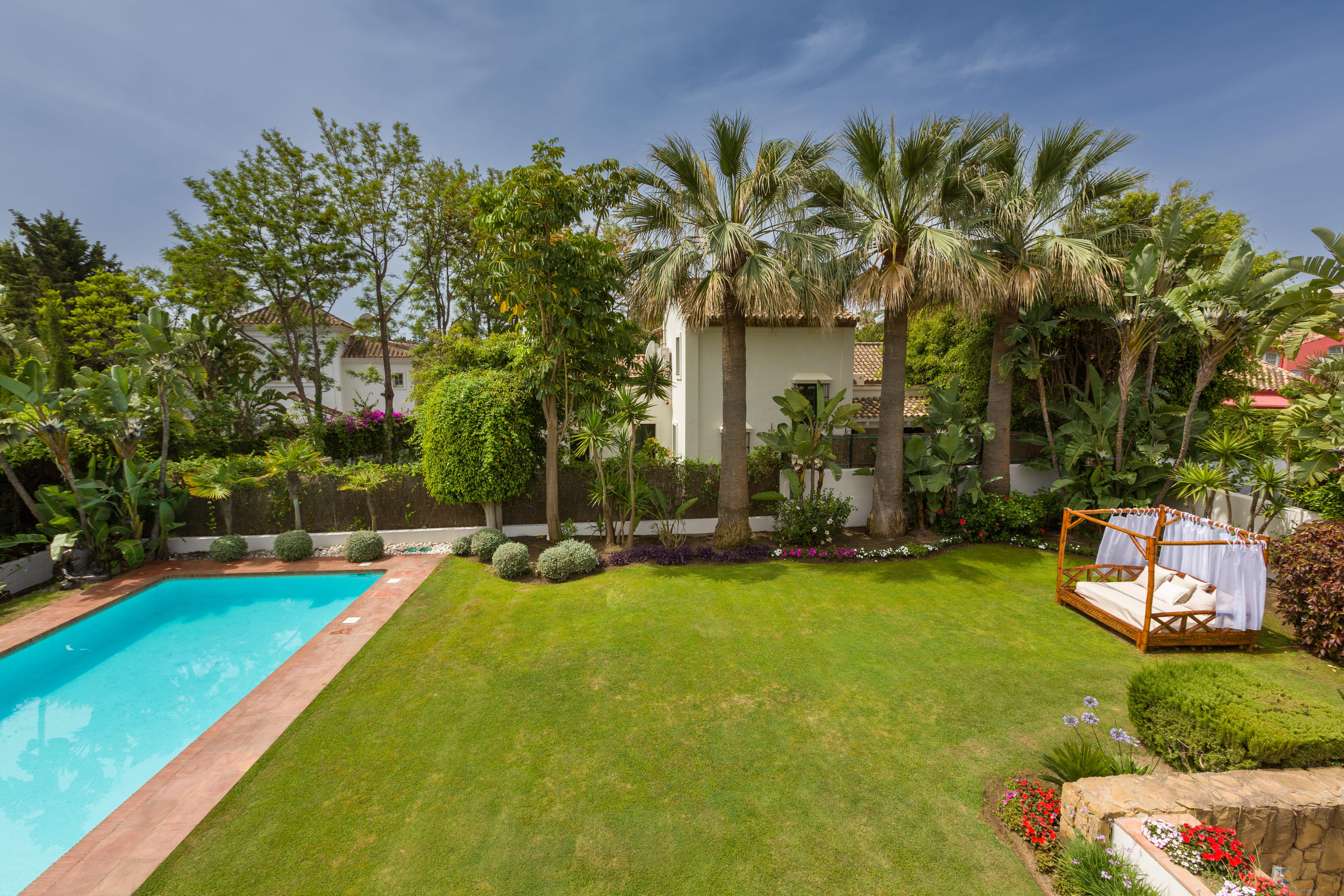 For sale of villa in Estepona