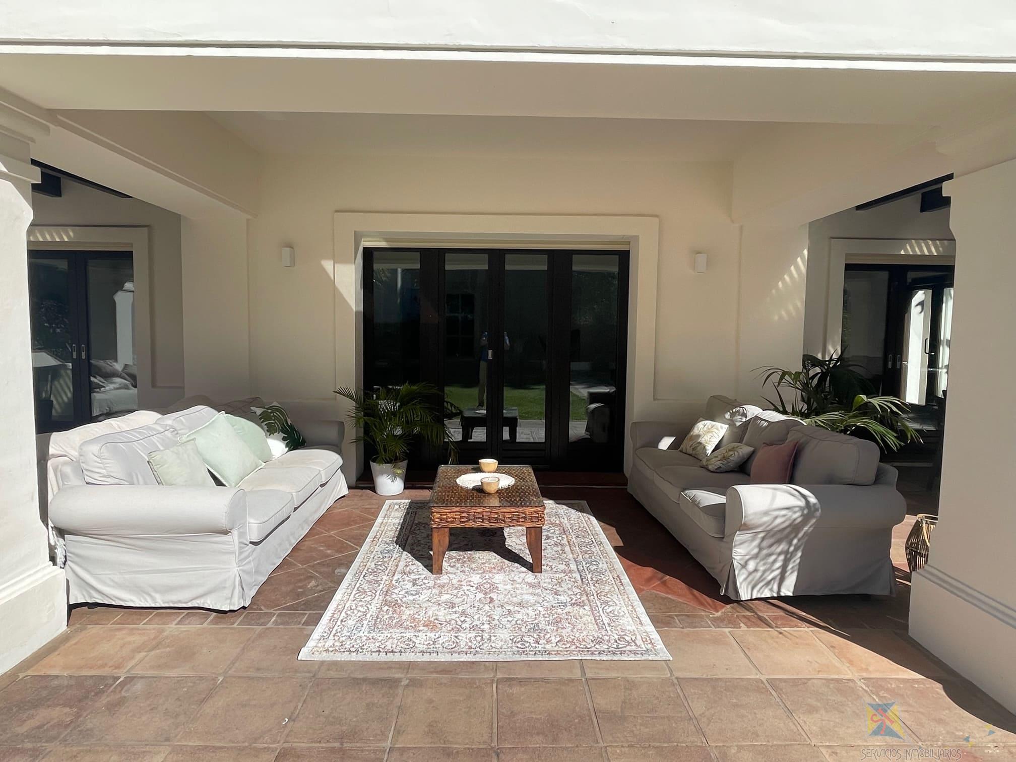 For sale of villa in Estepona