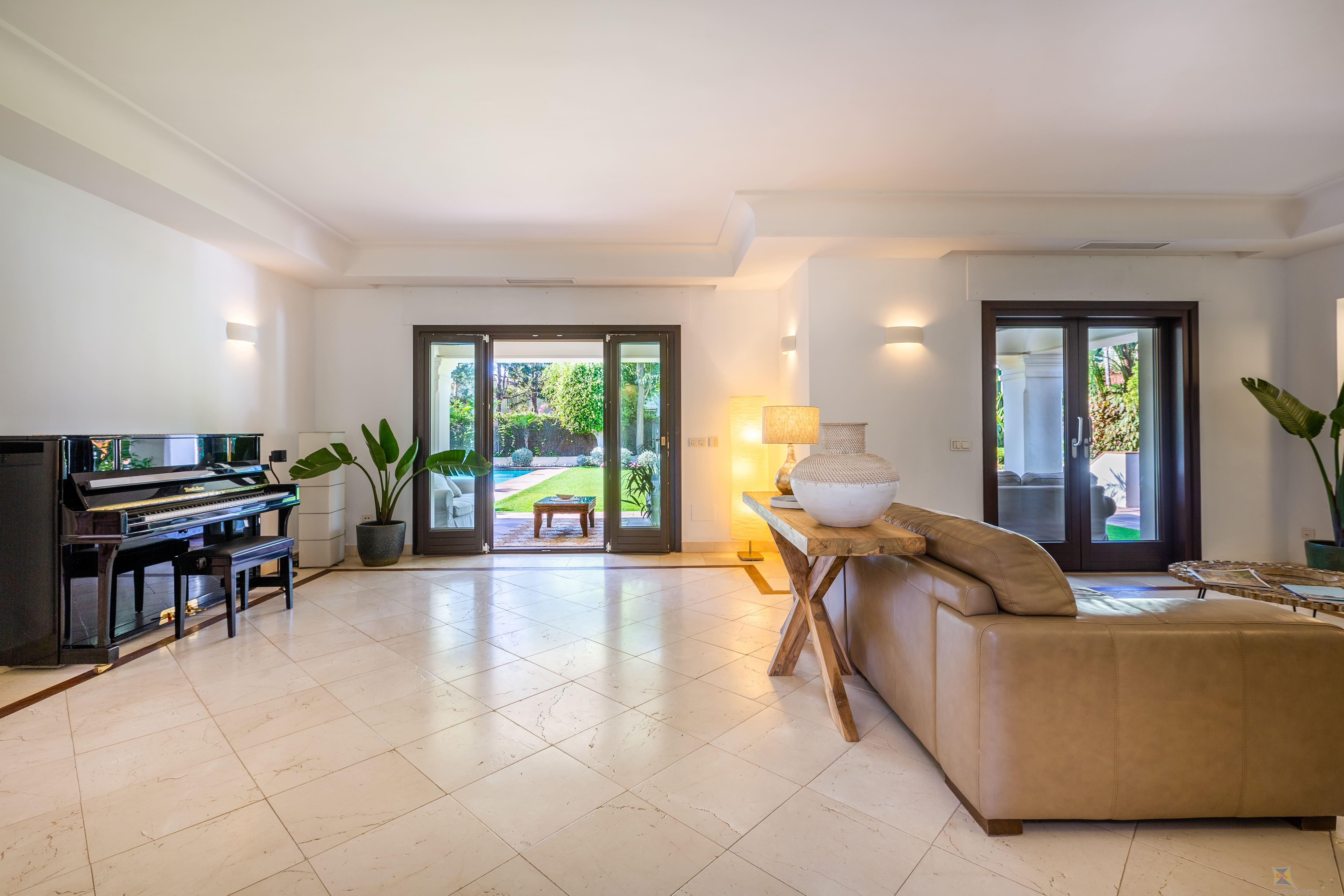 For sale of villa in Estepona