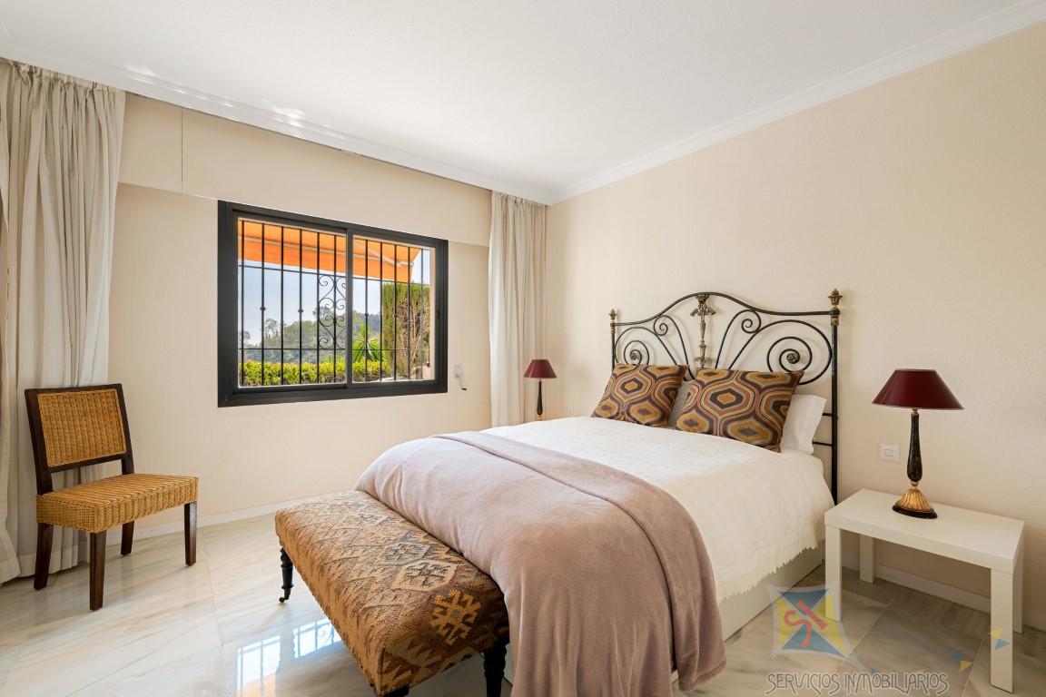 For sale of apartment in Benahavís