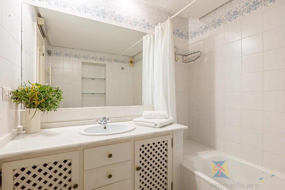 For sale of apartment in Benahavís