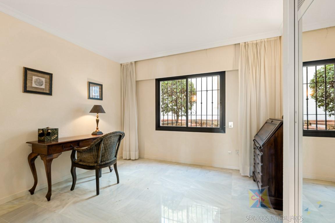 For sale of apartment in Benahavís
