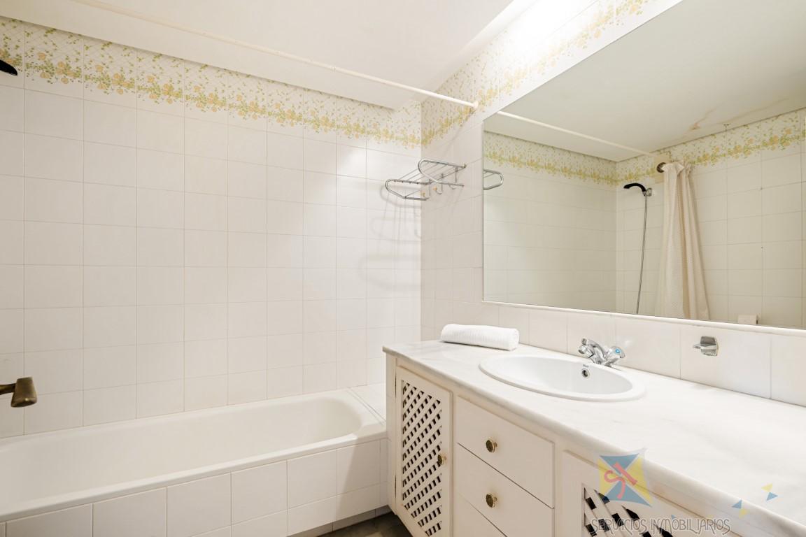 For sale of apartment in Benahavís