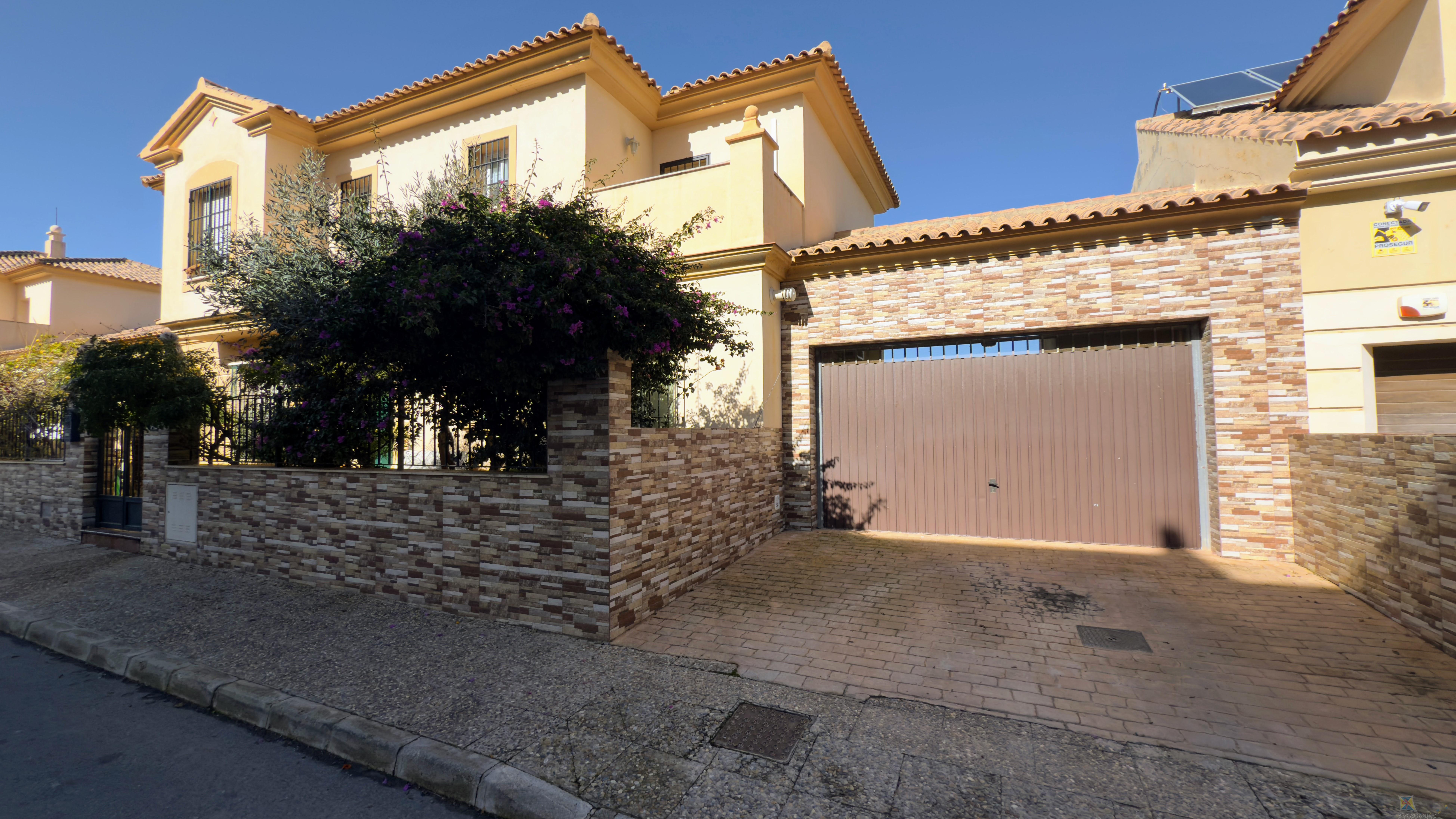 For sale of chalet in Antequera